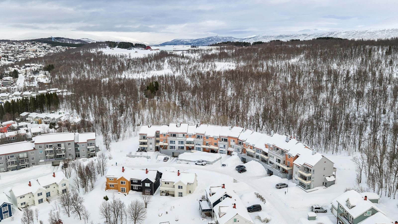Fra boligen er det kort avstand til matbutikk, barnehage, skole og bussholdeplass med gode og hyppige bussforbindelser. Galleribilde