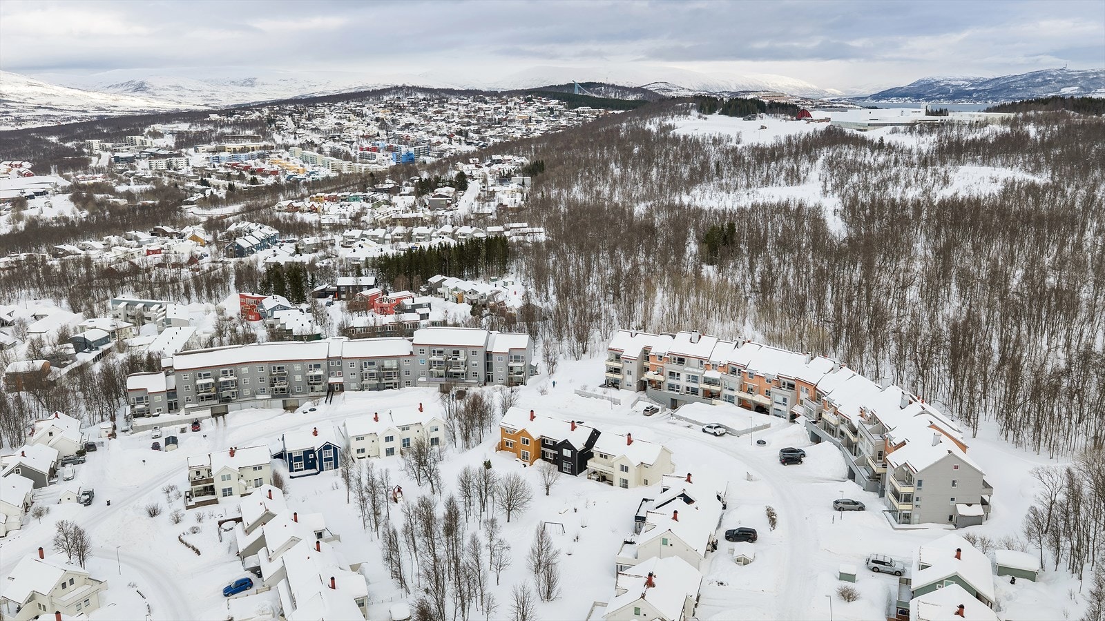 Området er kjent for å være svært barn- og familievennlig, med lav trafikal belastning og lite støy. I tillegg nyter du fordelene med meget gode sol- og utsiktsforhold. Galleribilde