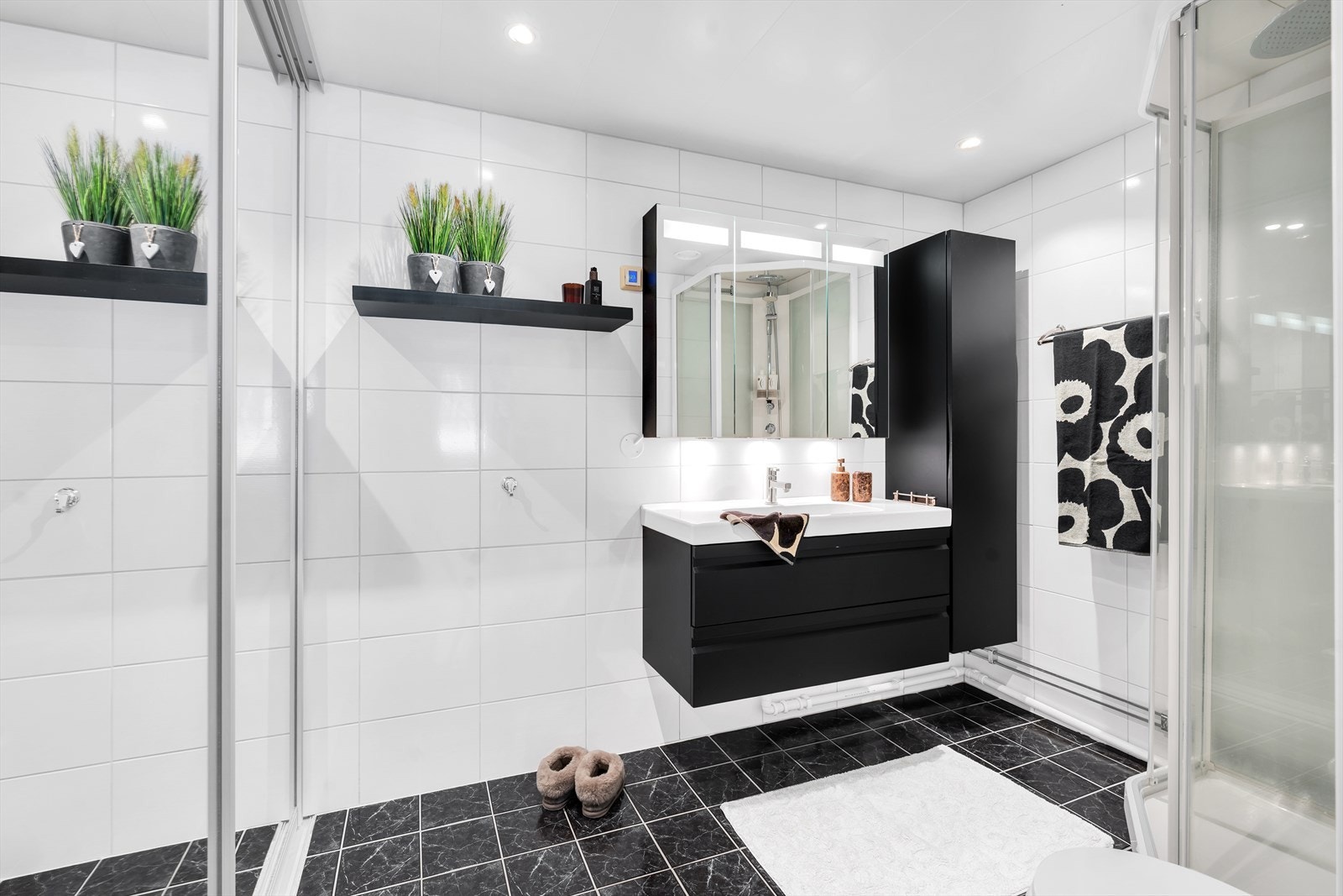 Pent, komplett flislagt bad, med moderne og praktiske innredninger. Galleribilde