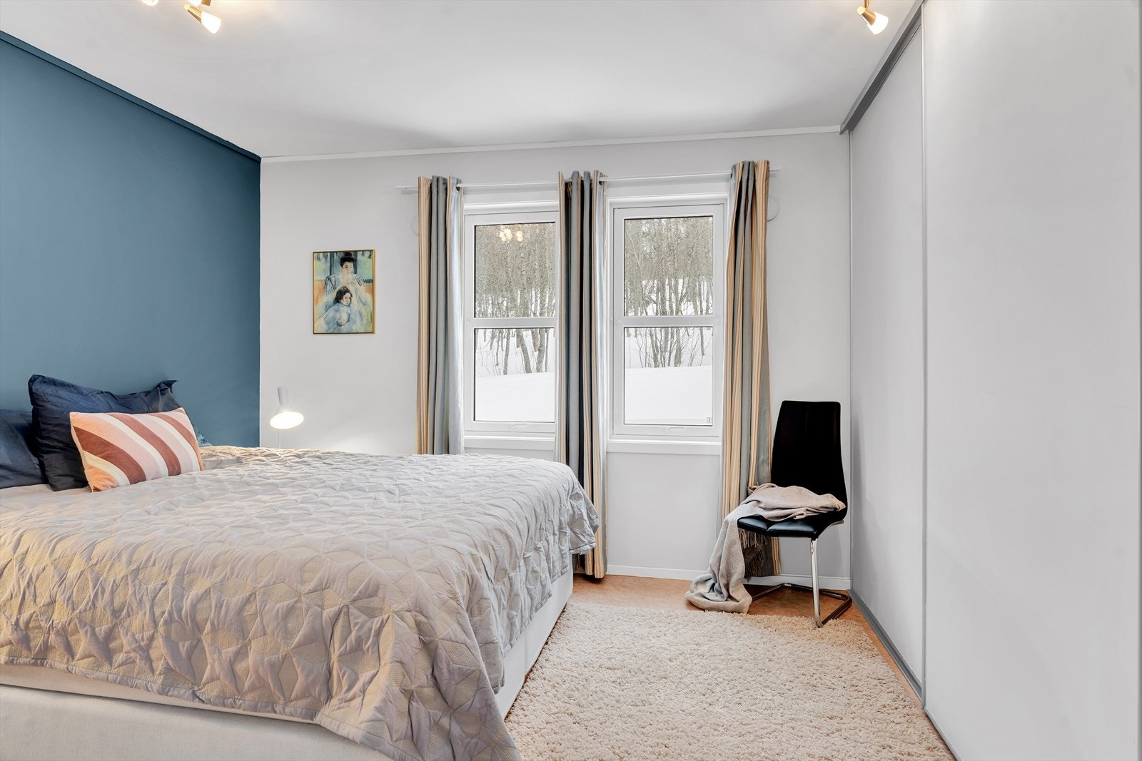 Soverom 1 - Romslig, med god plass til stor seng. Galleribilde