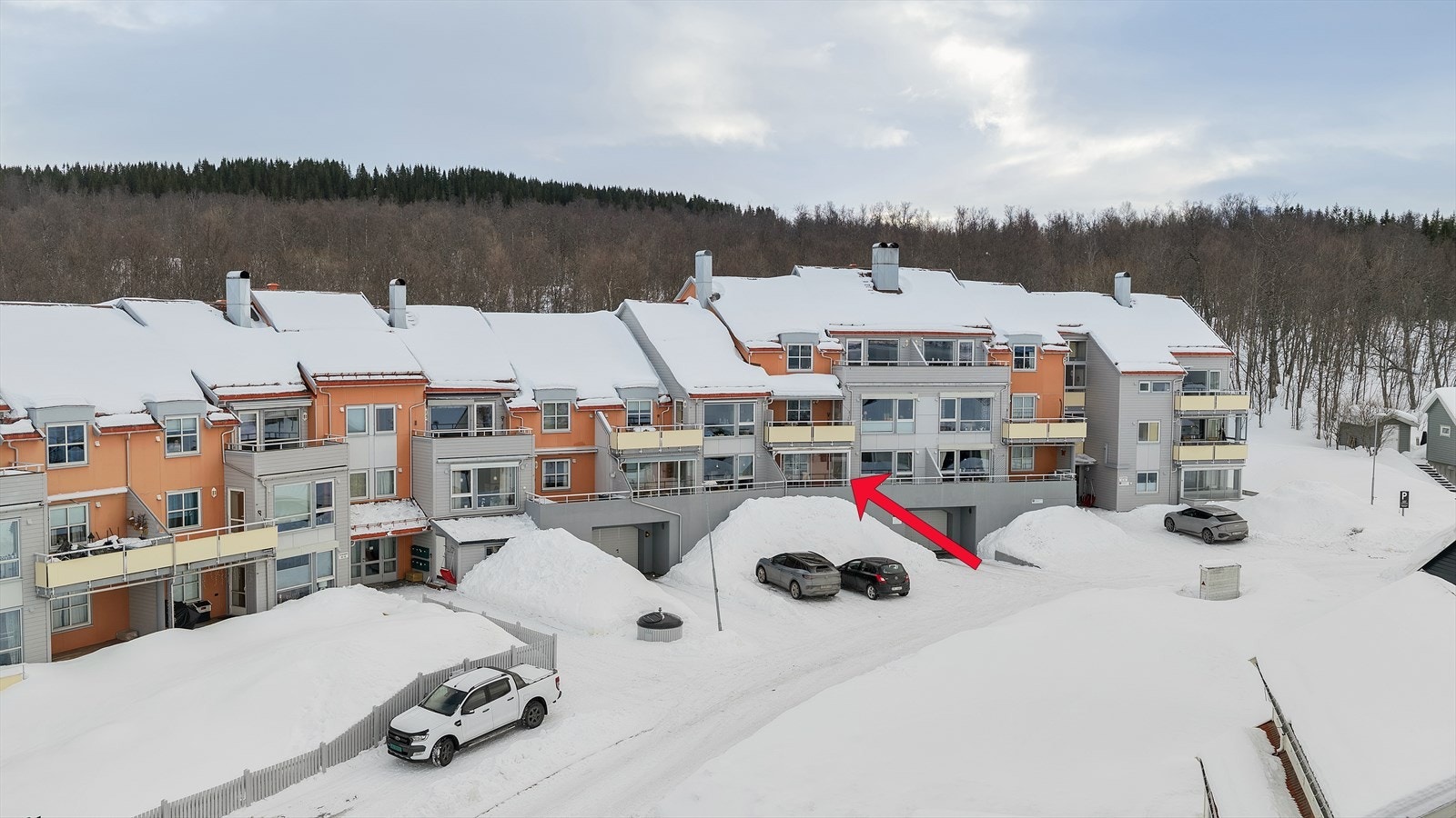 Med boligen medfølger en fast parkeringsplass i lukket garasjeanlegg tilrettelagt for montering av El-lader. Galleribilde