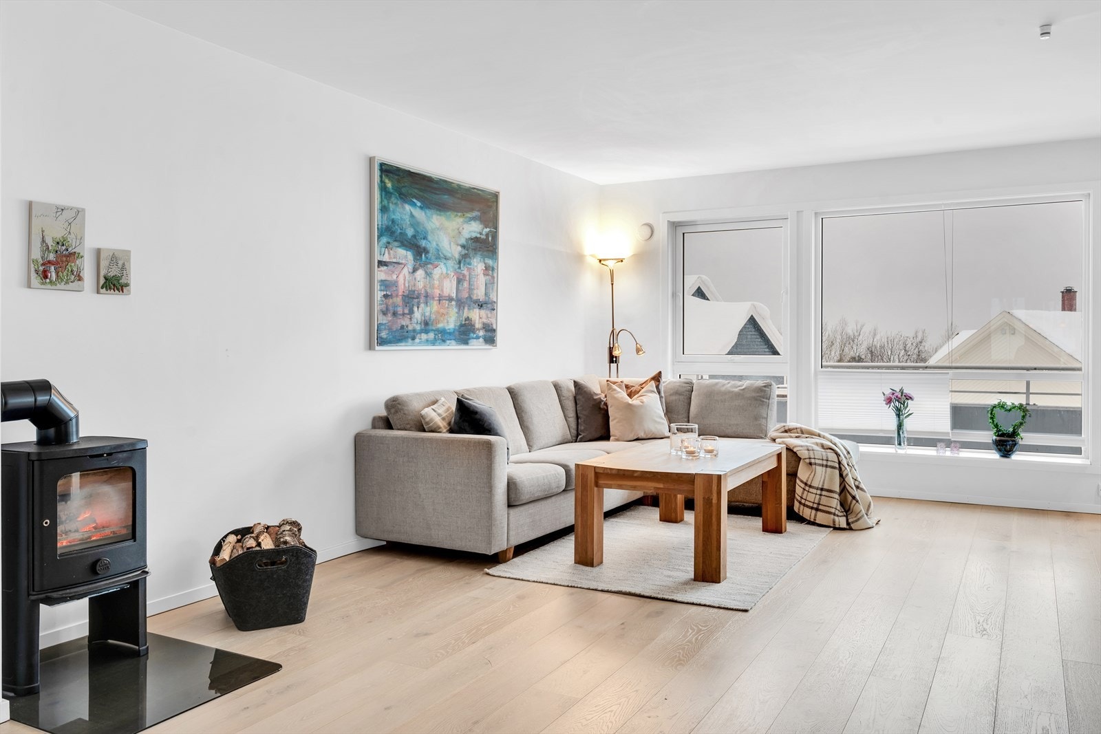 En romslig og lekker 3(4)-roms med garasje, innglasset balkong med gode solforhold og attraktiv beliggenhet! Galleribilde