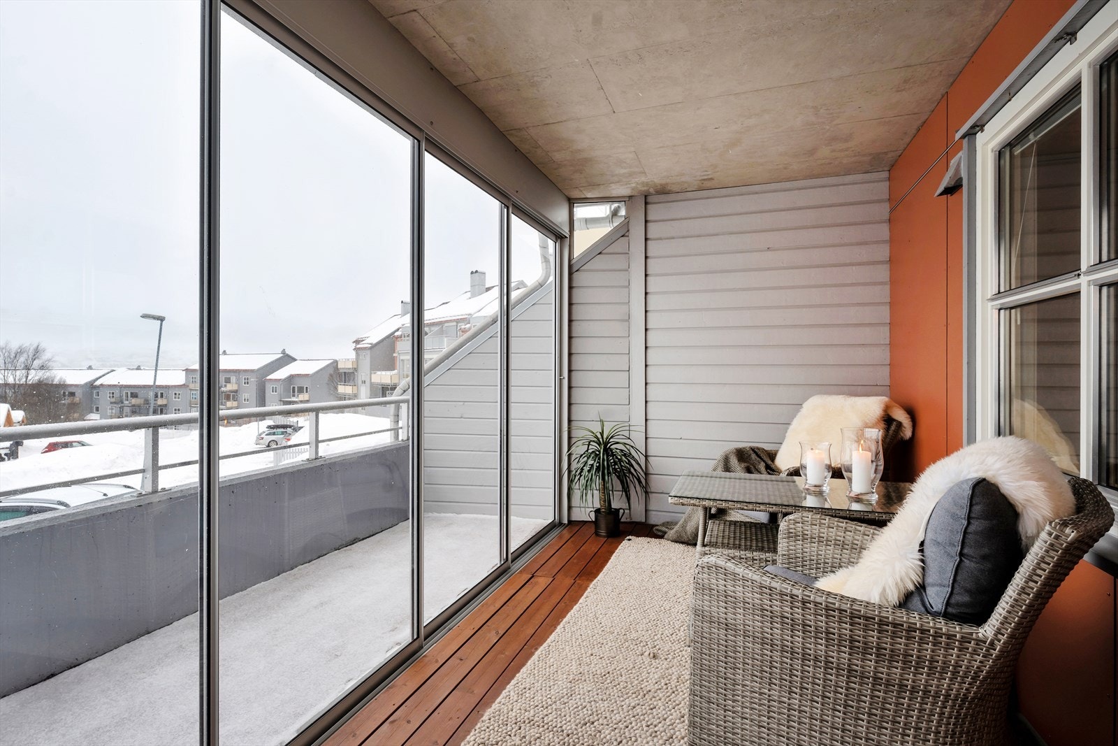 Utgang fra stue til flott innglasset balkong, vendt mot vest, med gode solforhold. Galleribilde