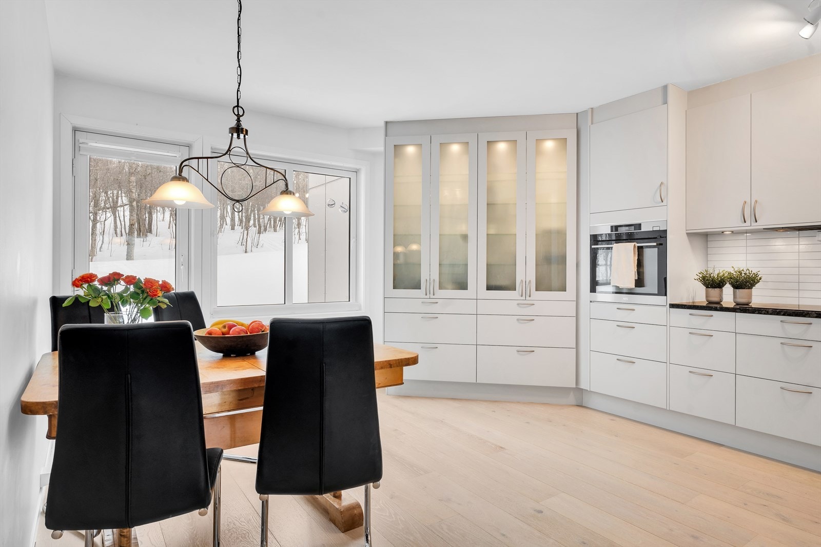 God plass til spisegruppe like ved kjøkkenet. Galleribilde