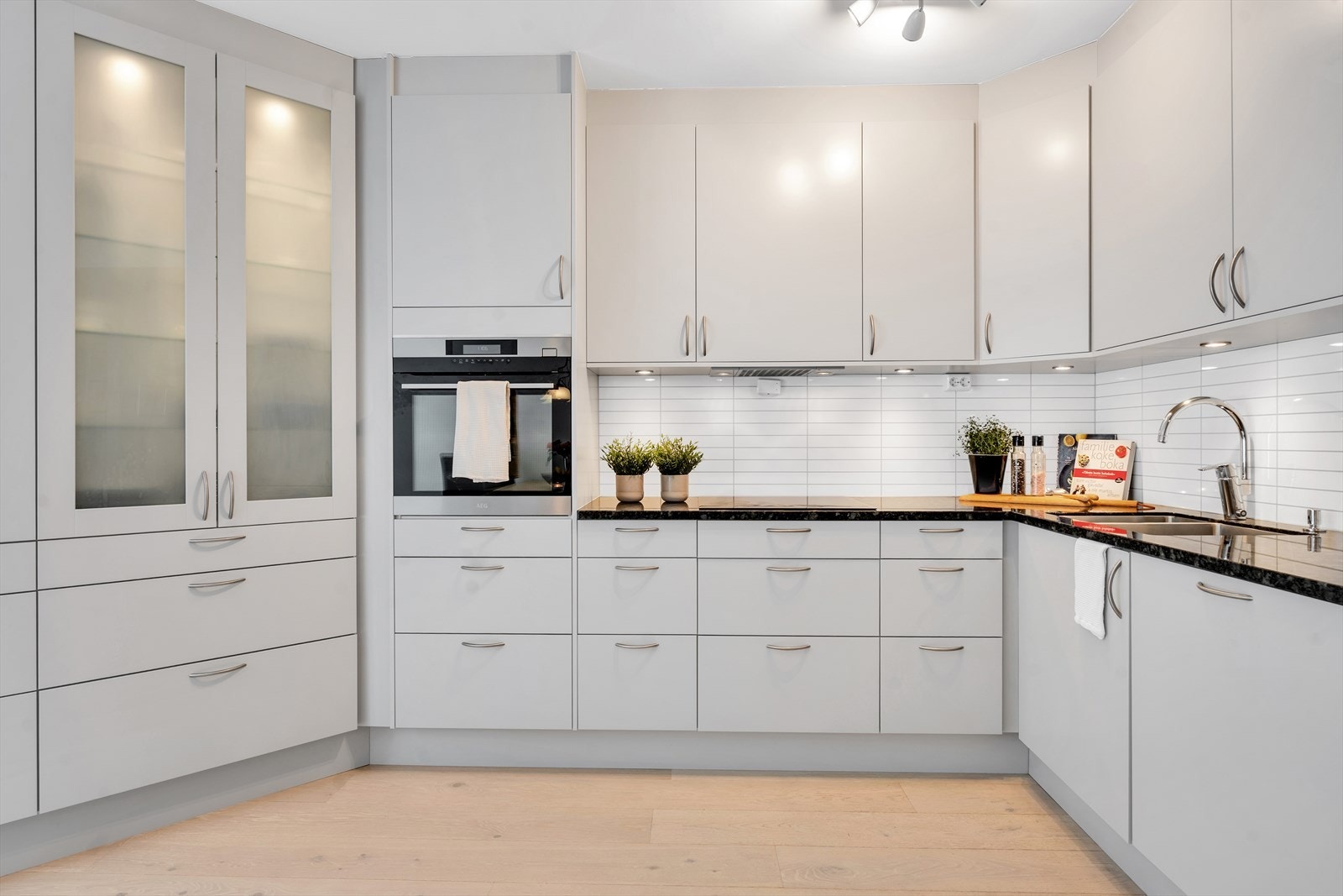 Lyst og tidløst kjøkken med rikelig skap- og benkeplass. Galleribilde