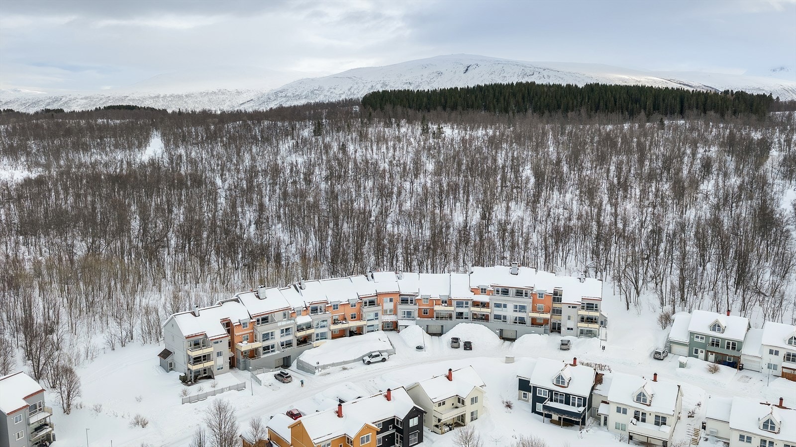 Meget attraktiv beliggenhet i Workinnmarka på Tromsøyas vestside, i naturskjønne og rolige omgivelser, med lysløypa like i nærheten. Galleribilde