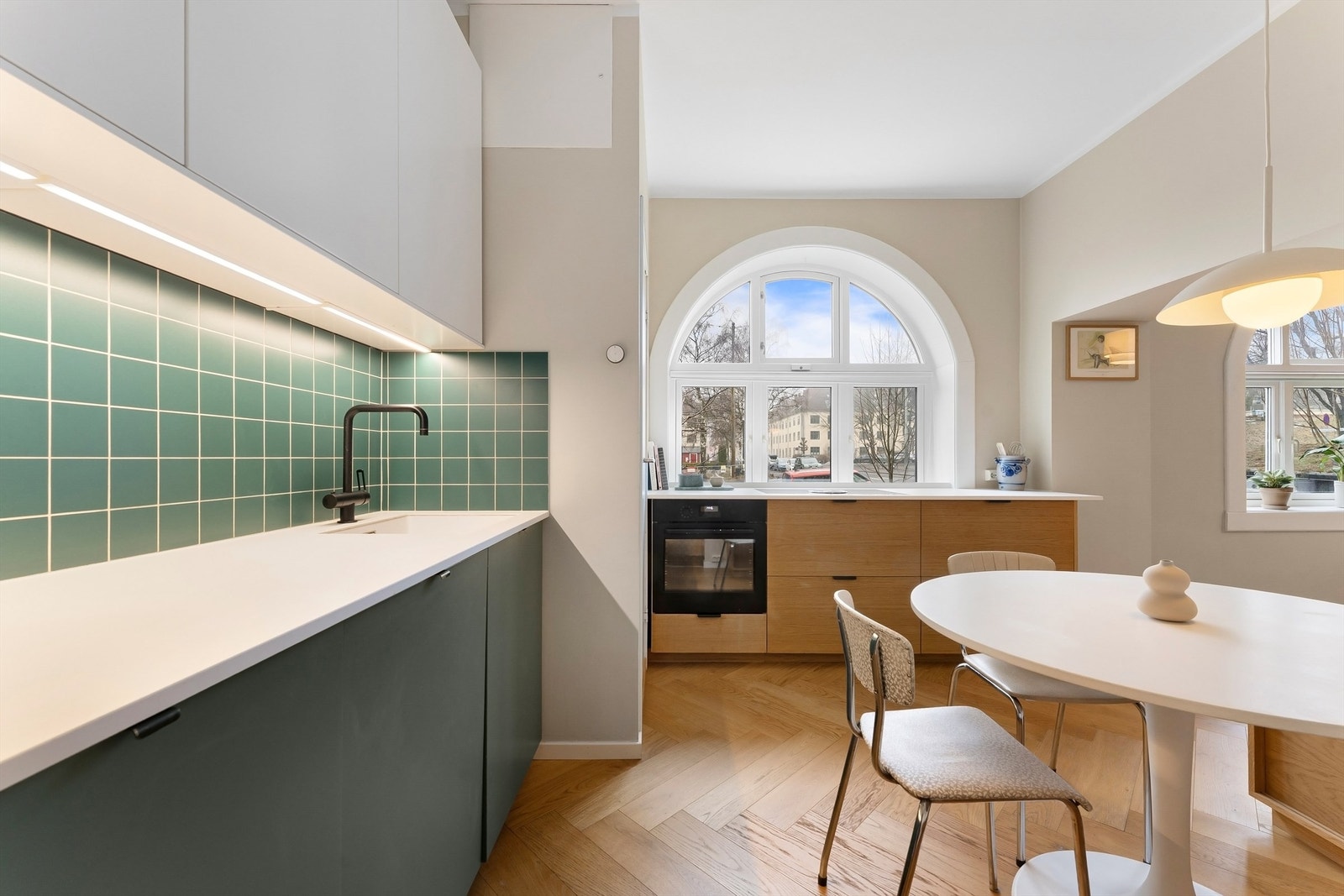 Leiligheten byr på pene og behandlede overflater, lekker fiskebensparkett, kjøkken fra 2019 og baderom fra 2013 Galleribilde