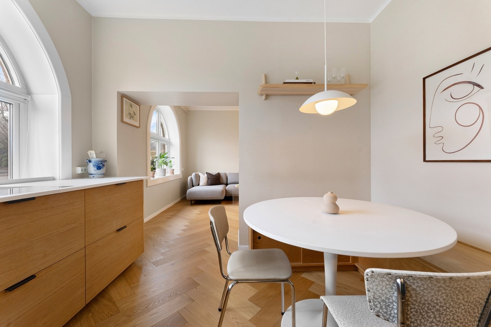 Leiligheten disponerer 2 boder. En i kjelleretasjen og en i loftetasjen Galleribilde