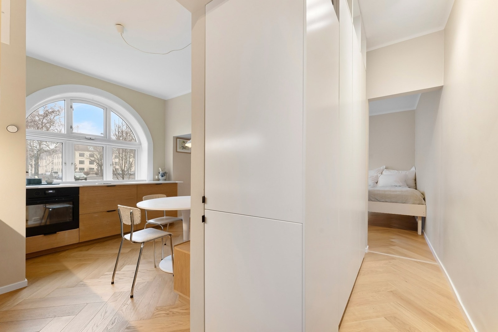 Hallen er smart innredet med plassbygde skap og garderobeløsninger som gir gode oppbevaringsmuligheter Galleribilde