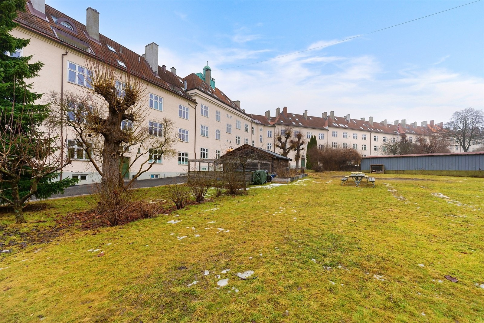 Alt er tilgjengelig på kun 5 minutters gåavstand. Torshov
er et veldig godt etablert boligområde, og samtidig
levende og urbant. Leiligheten ligger fint til i rolige omgivelser Galleribilde