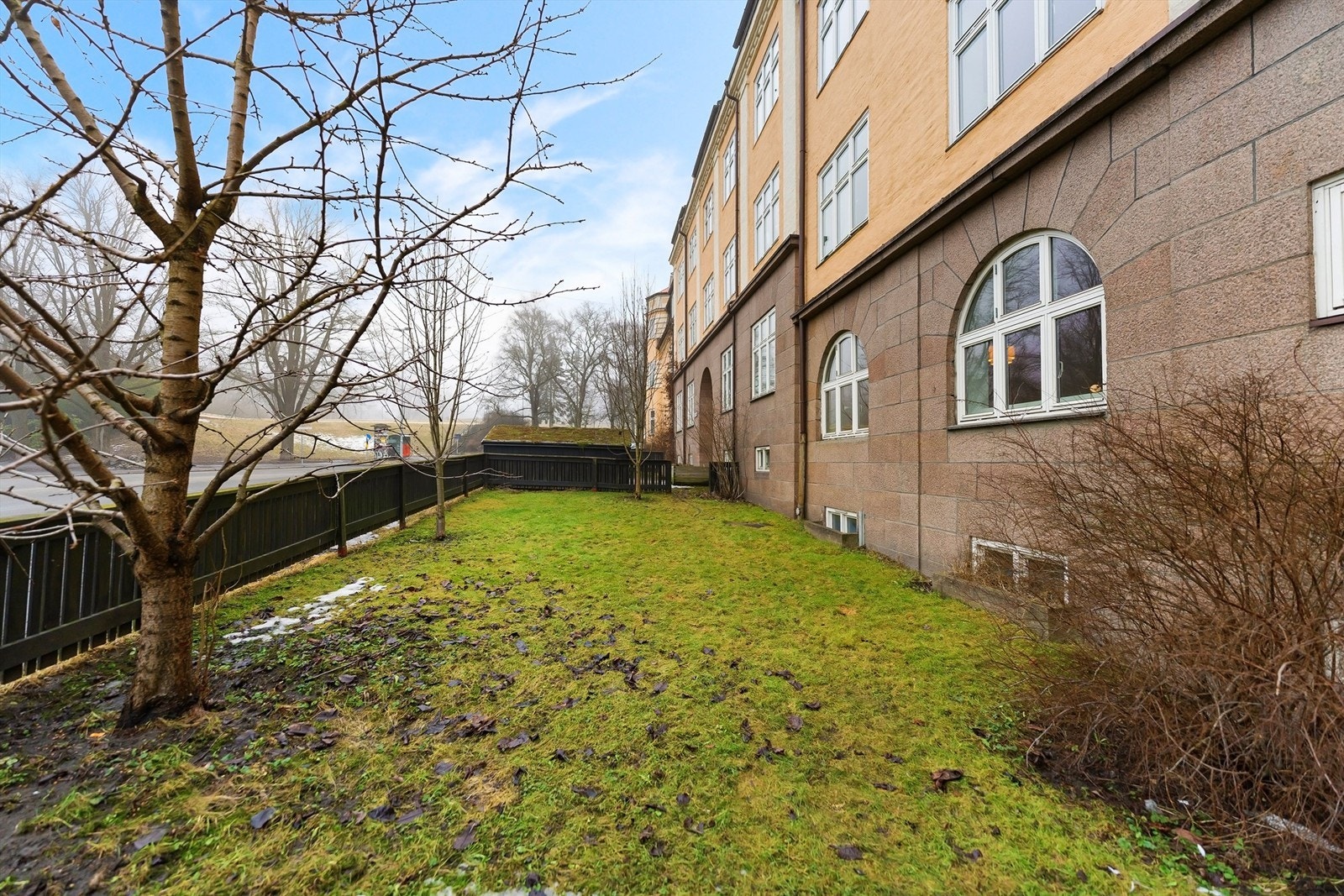 Det er fellesarealer på bak og framsiden av bygget. Sol ca. fra 10-12 på baksiden og 13-21 på fremsiden om sommeren Galleribilde