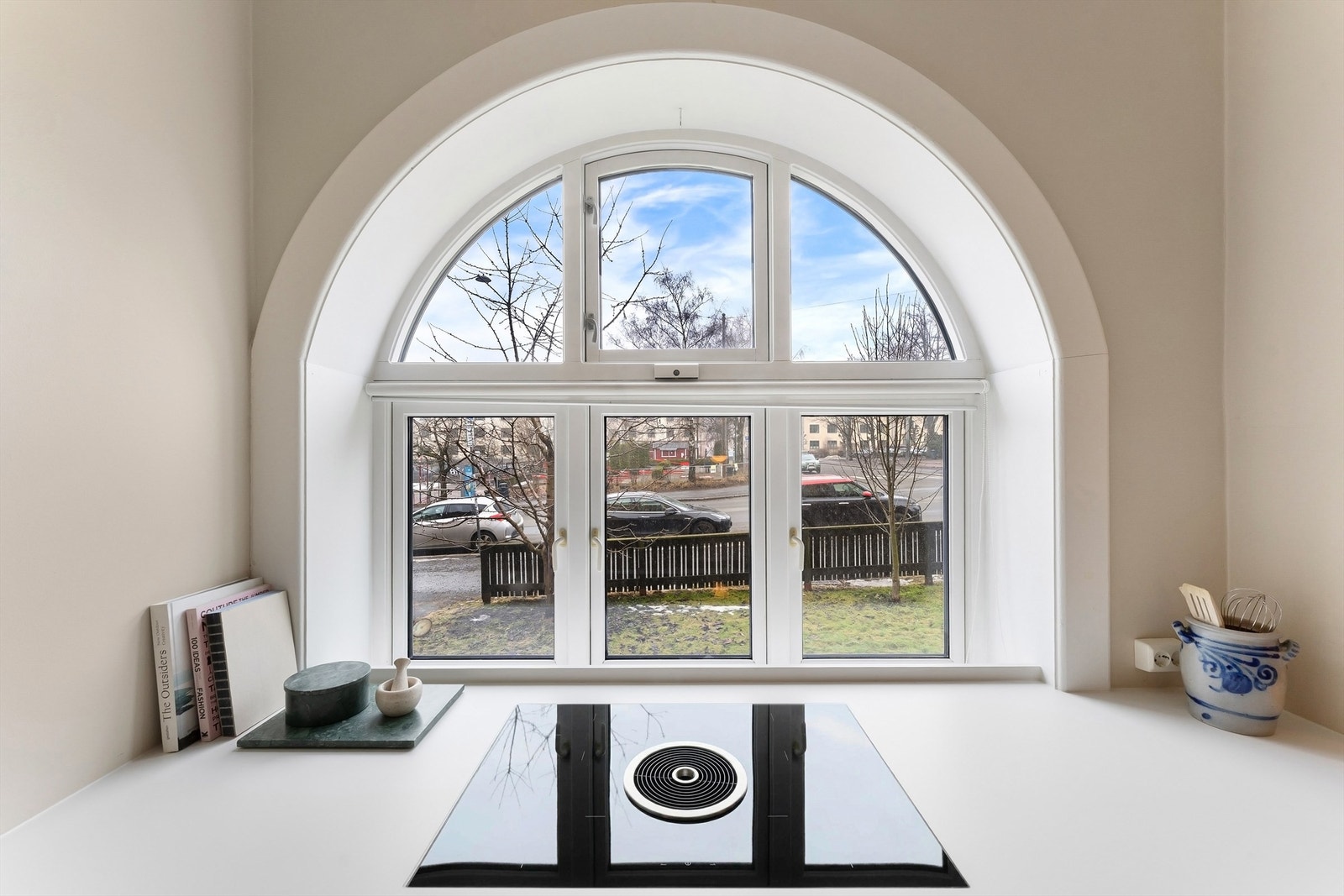 Lekre buede vinduer som ble sist utskiftet i 2007 i regi av borettslaget. Induksjonstopp med innebygget vifte Galleribilde