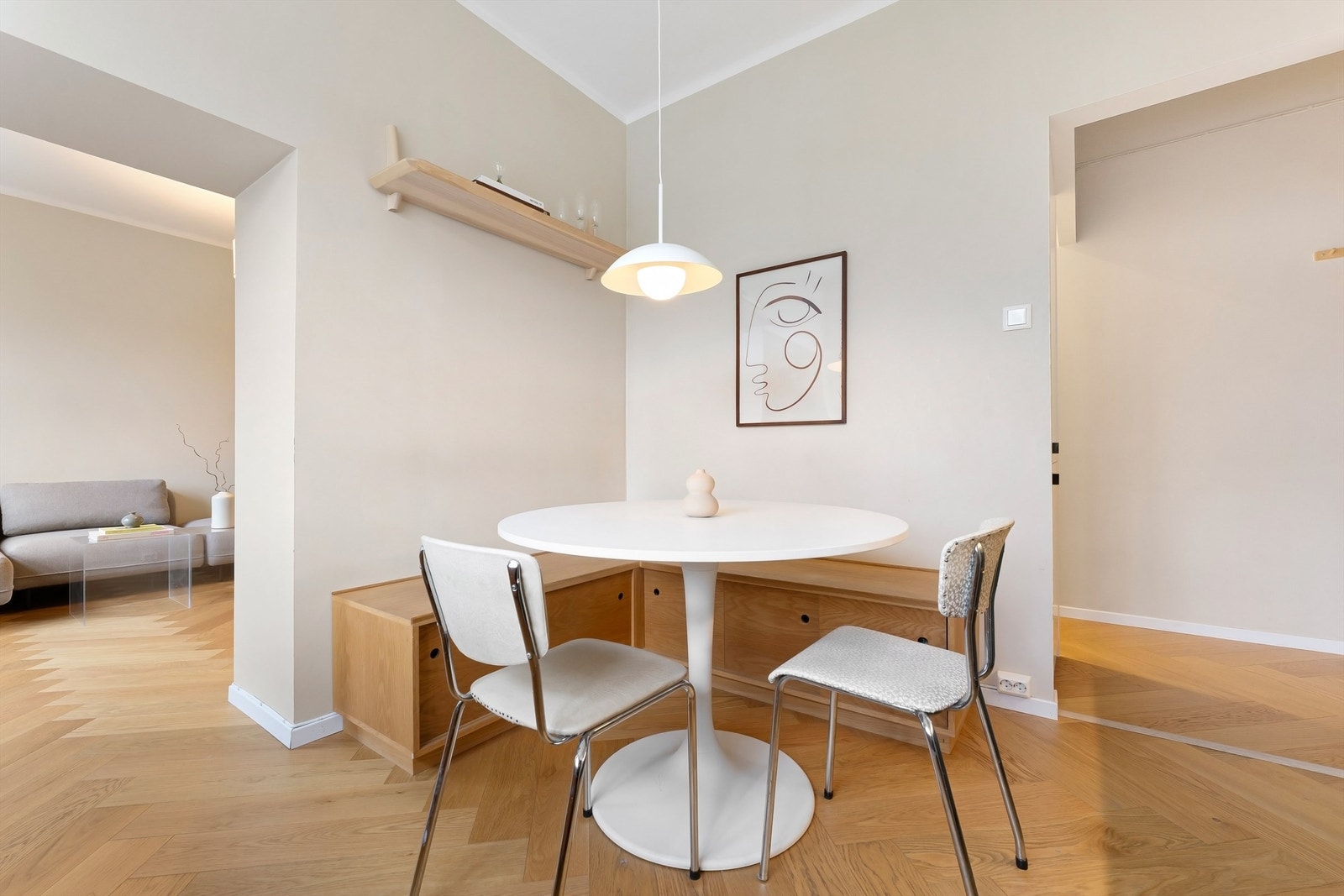 Smart og plassbygd sittegruppe med oppbevaring og god plass til spisebord Galleribilde