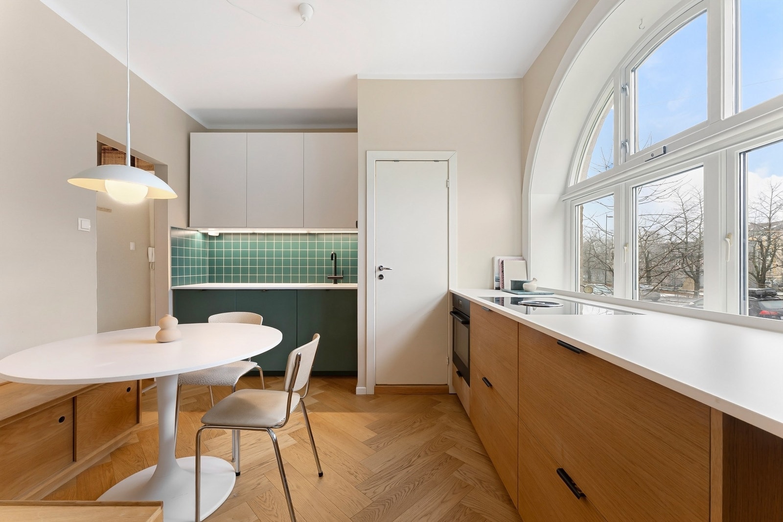 Benkeplatene er av kompositt med nedfelt vask. Fra kjøkkenet er det direkte adkomst til baderom Galleribilde