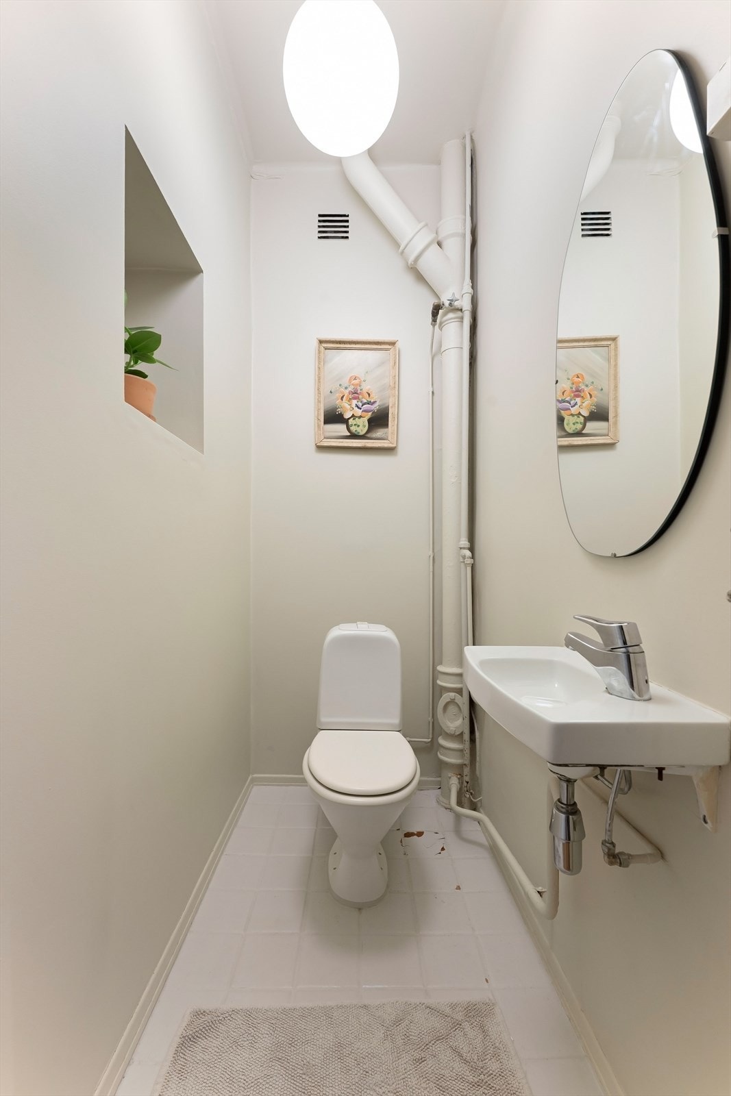 Separat toalettrom med adkomst fra gang/hall. Innredet med flislagt gulv og servant Galleribilde