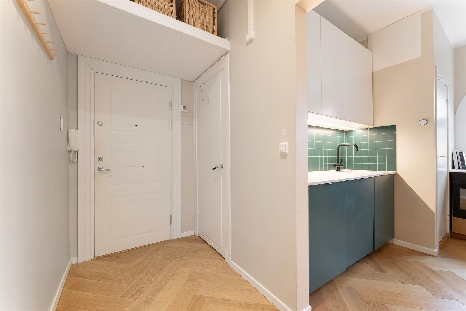 Overbygget "hems" løsning i entrè for ekstra oppbevaring Galleribilde