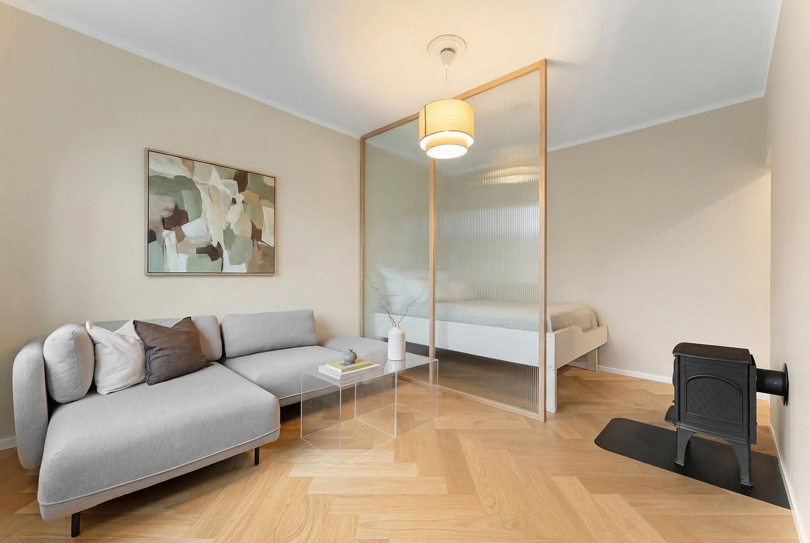 Illustrasjonsbilde på en alkoveløsning. Glassveggen er AI redigert Galleribilde