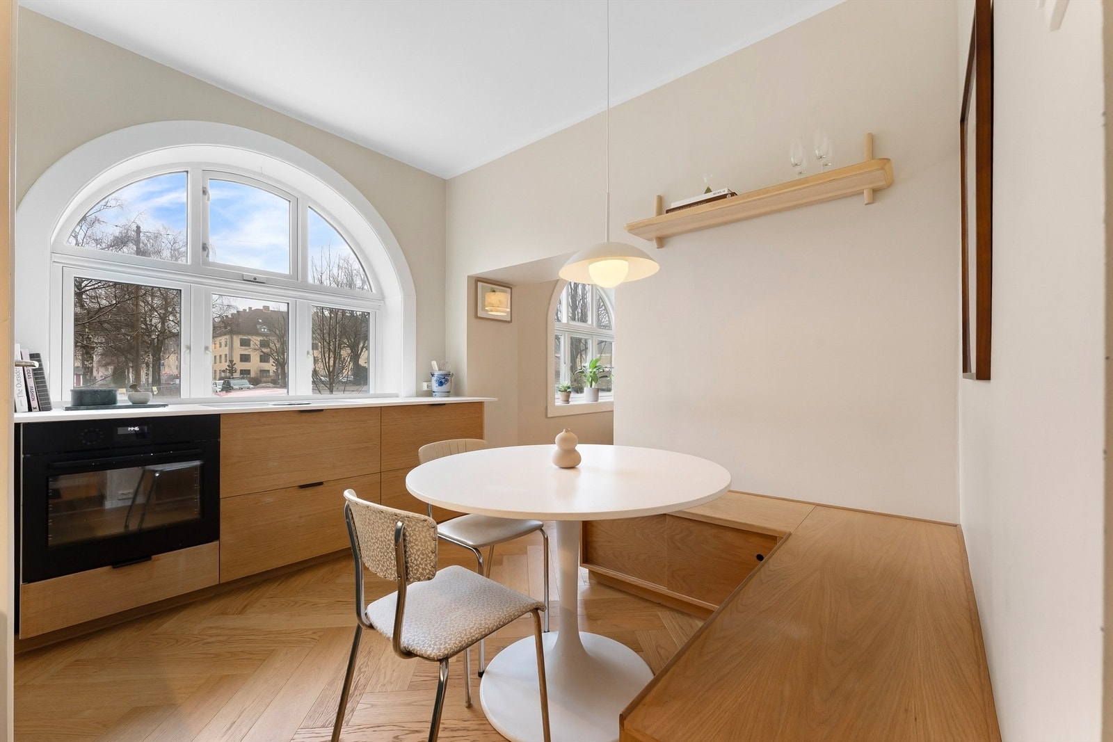 Pent og moderne kjøkken fra 2019 med integrerte hvitevarer som komfyr, induksjonstopp, oppvaskmaskin og kjøleskap med fryser Galleribilde