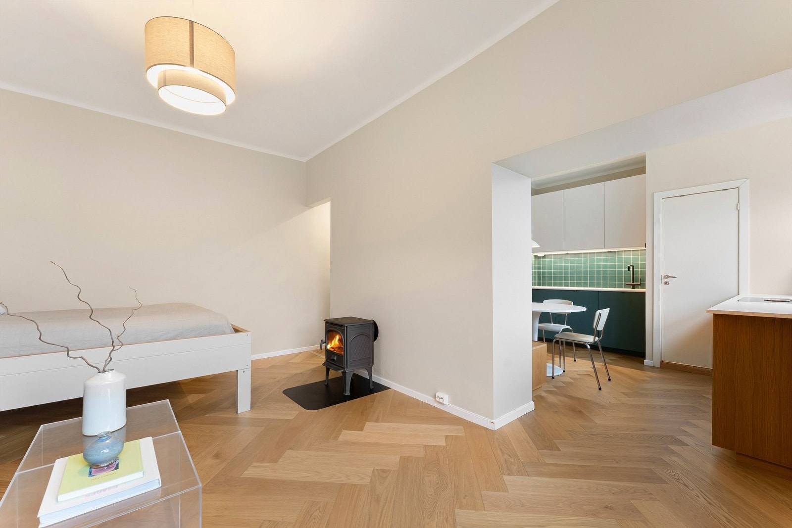 Leiligheten er godt isolert og peisen i stuen gir god oppvarming. Skorsteinen fra byggeår ble rehabilitert i 2024. Stuen har en dels åpen løsning mot kjøkkenet og sammen utgjør de et stort og smakfullt rom med mye lys Galleribilde