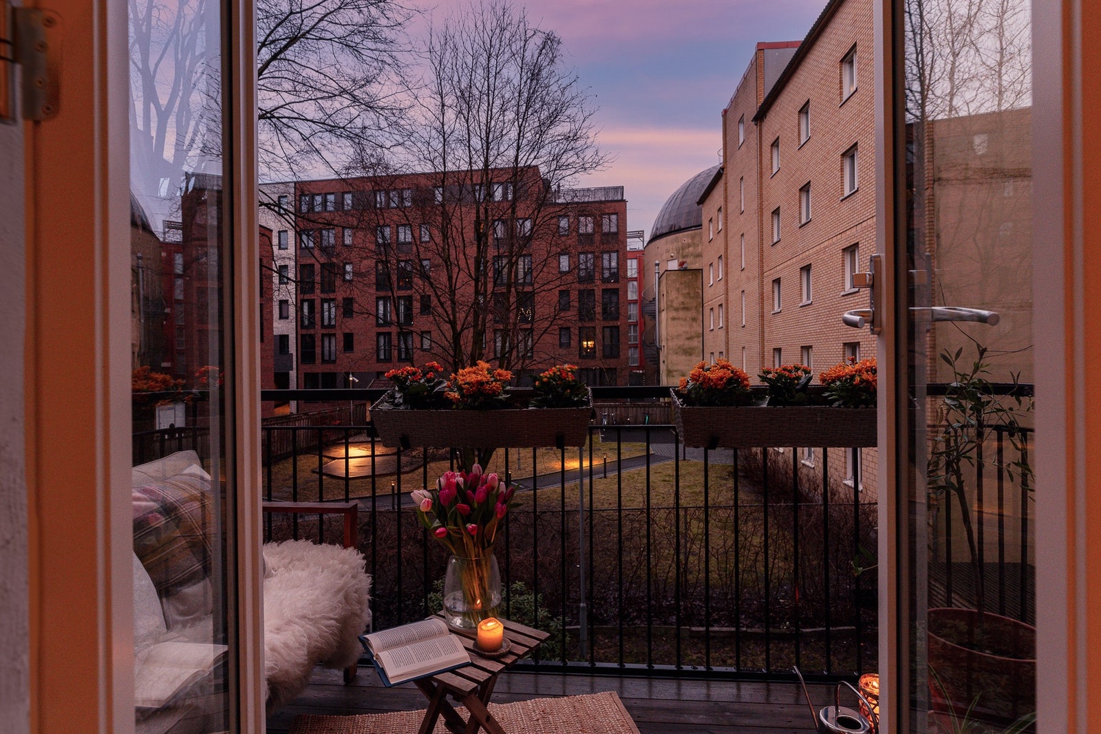 Nyt kveldsstemningen på egen balkong i ro og fred med en god bok. Galleribilde