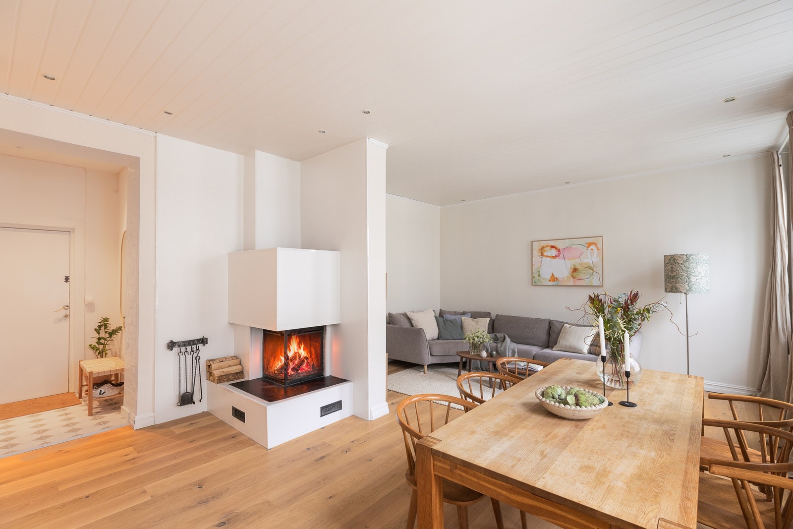 Stuen har en generøs takhøyde på 2,85 meter. Galleribilde