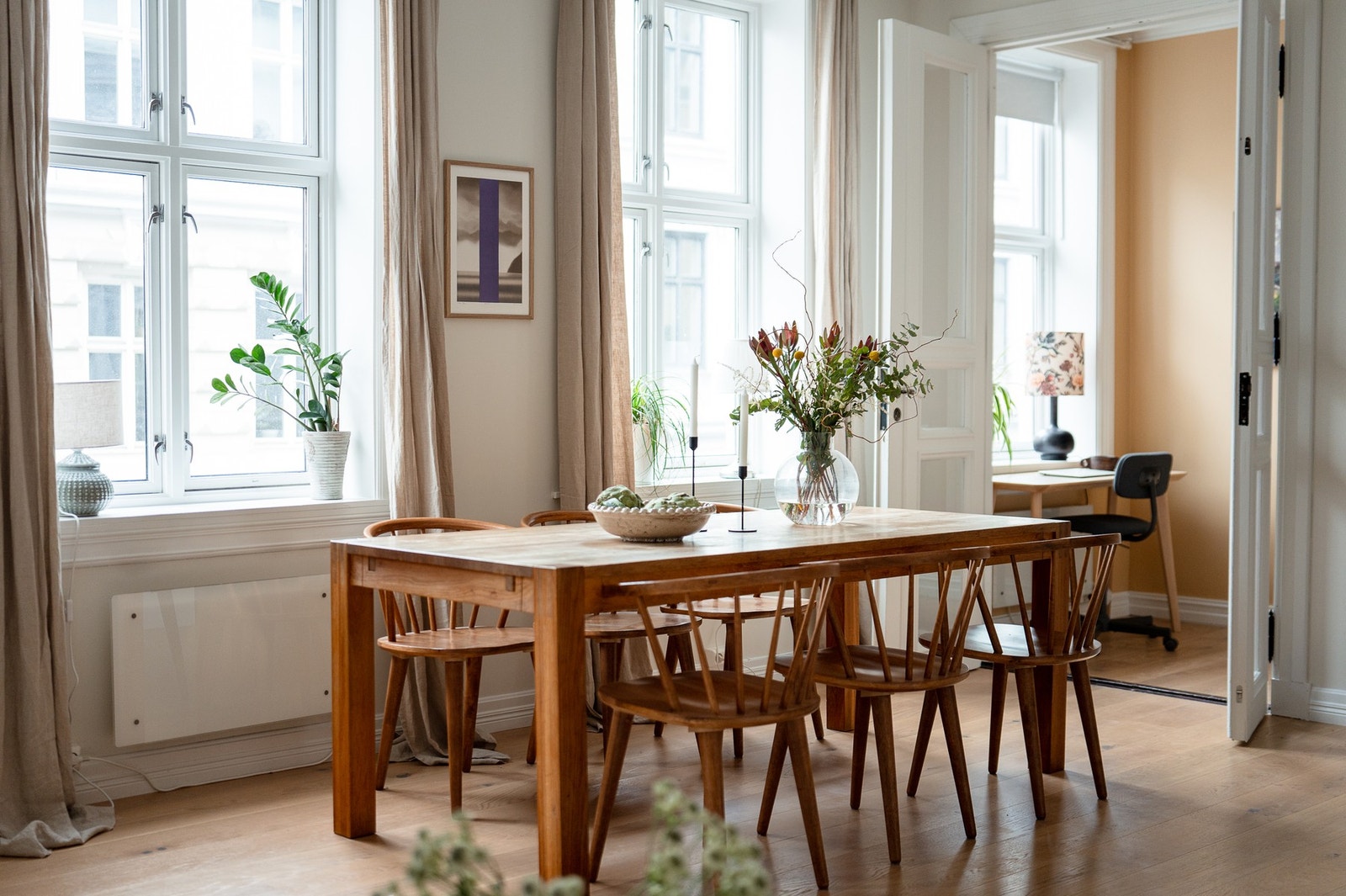 God plass til en stor spisestue, hvor familie og venner kan inviteres til hyggelige sammenkomster. Galleribilde