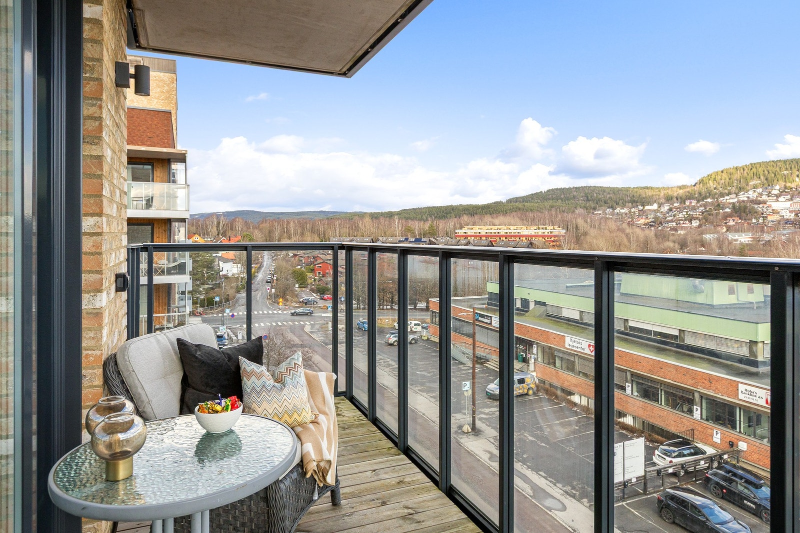 Fra kjøkkenet er det direkte utgang til boligens andre balkong på ca. 7 kvm. Galleribilde