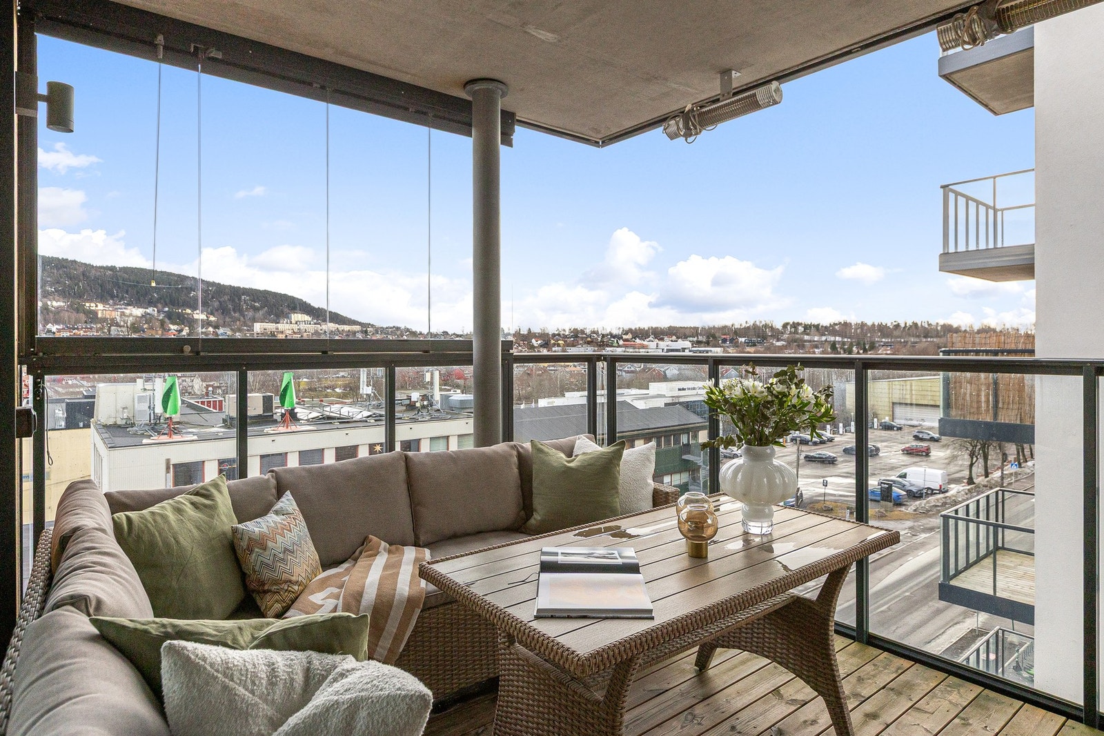 Balkongen er på ca. 12 kvm og har rikelig med plass til utemøblement i flere soner og grill. Galleribilde