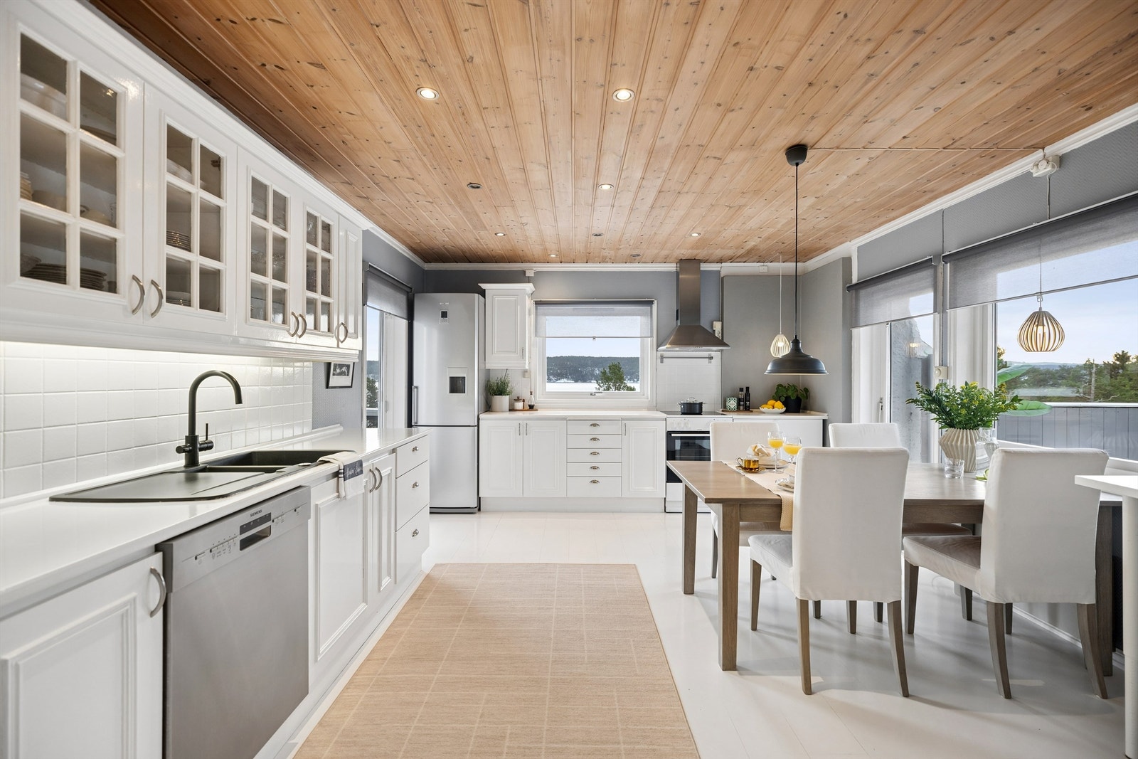 Meget romslig og hyggelig kjøkken med plass til et stort spisebord. Galleribilde