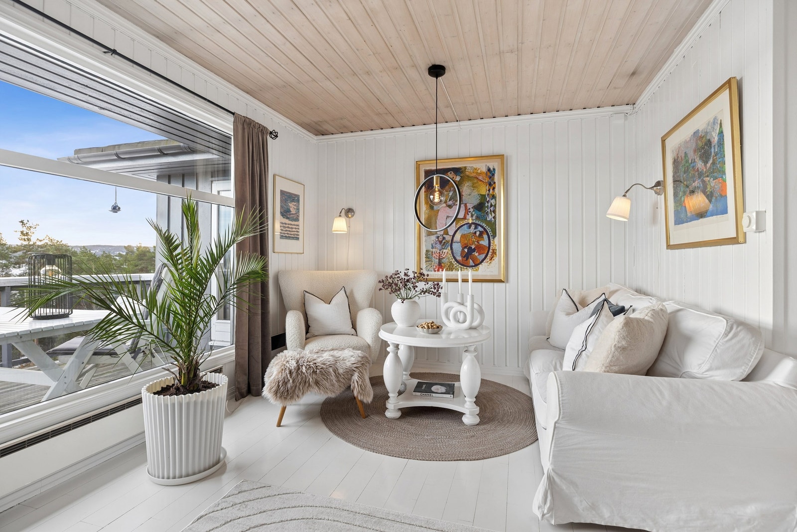 Her er det hyggelig å sitte og nyte utsikten både på dag- og kveldstid. Galleribilde