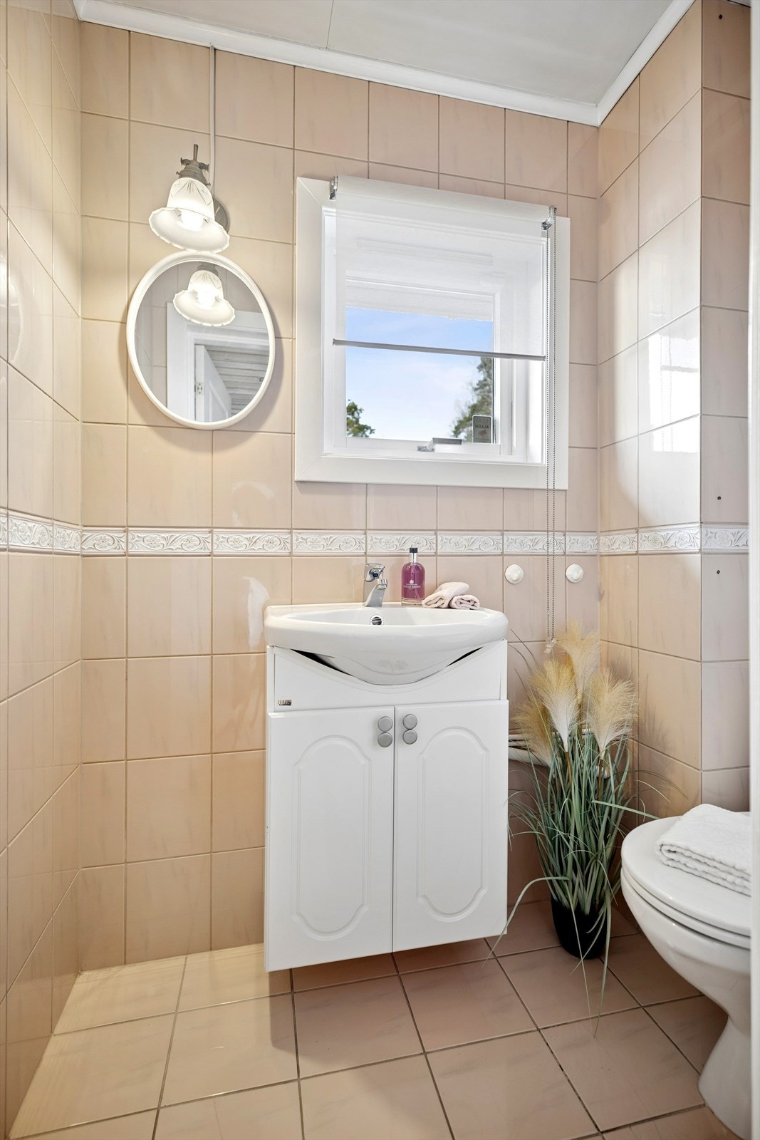 Toalettrom med servant og gulvstående toalett. Toalettrommet ligger praktisk til med adkomst fra entreen. Galleribilde