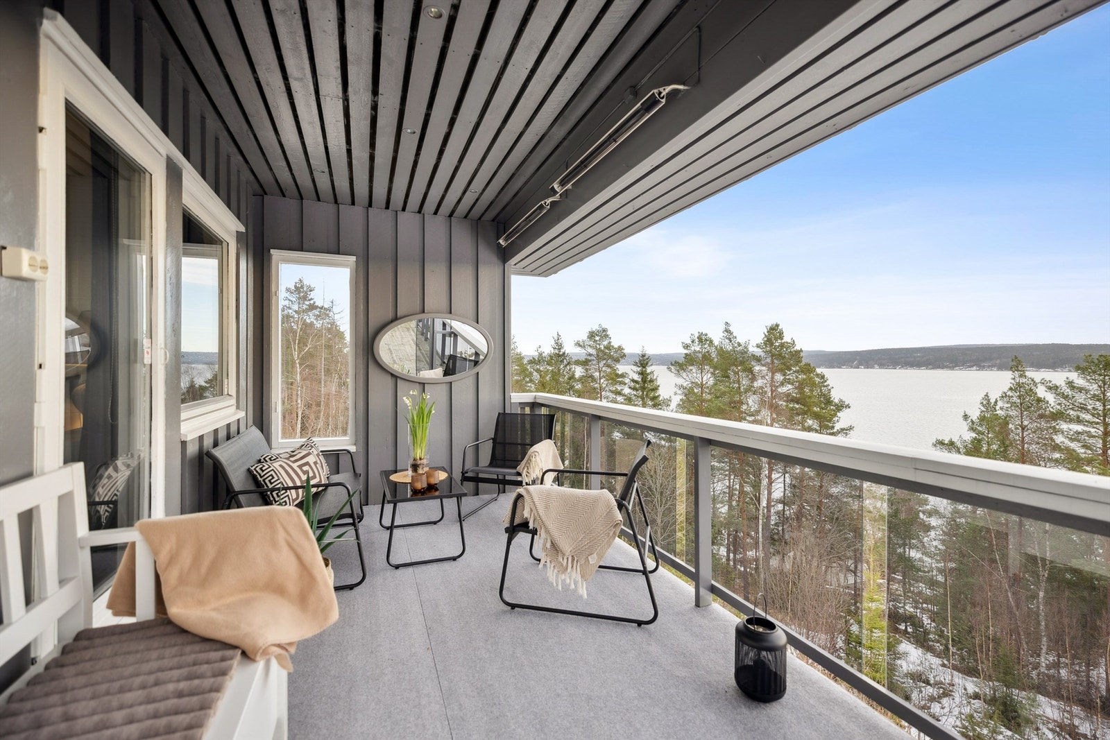 Det er utgang fra stuen til delvis overbygget østvendt veranda på hele 27 kvm. Her kan man virkelig nyte utelivet! Galleribilde