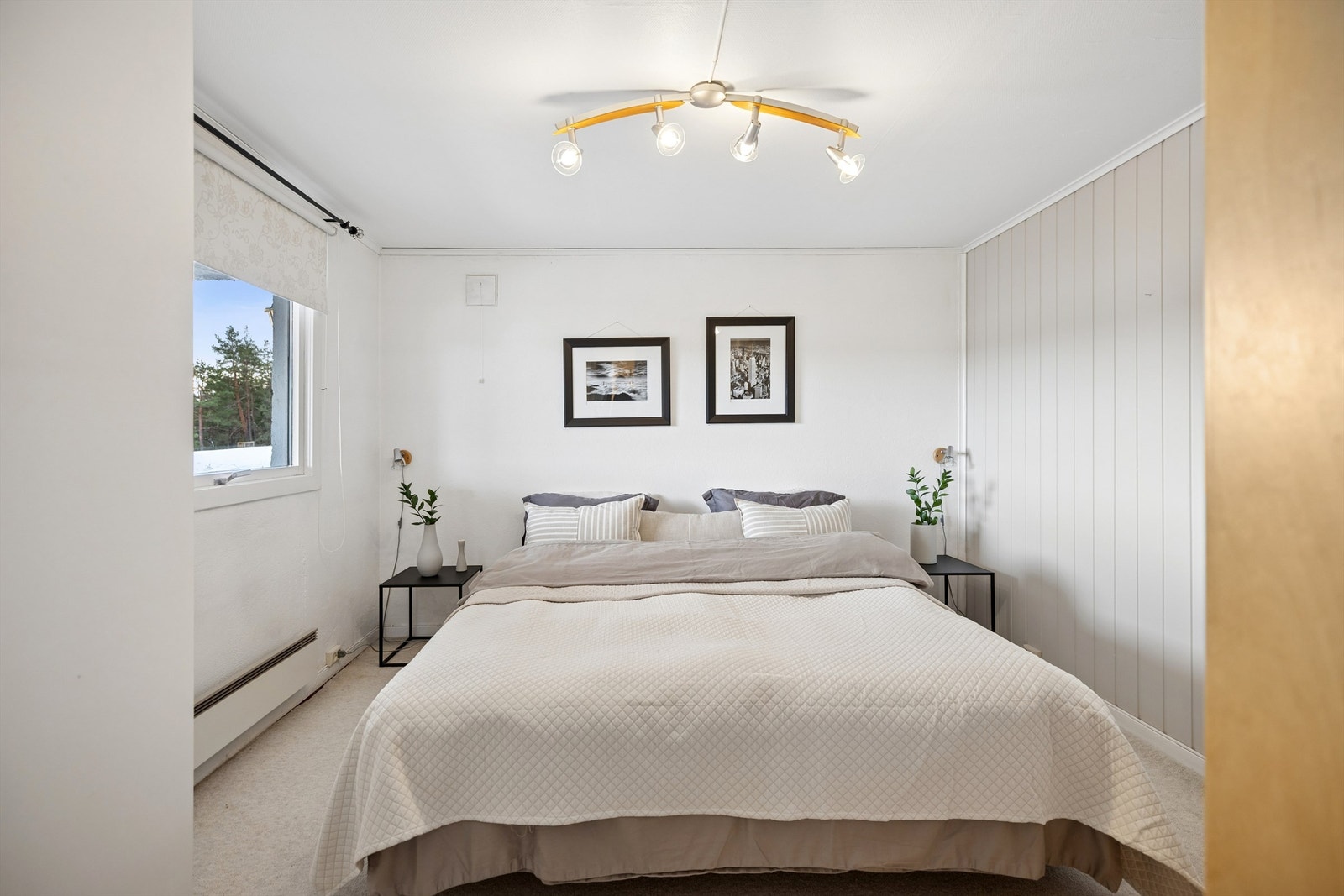 Romslig soverom med utgang til hage (Rommet er byggesøkt som bod og ikke omsøkt/godkjent til varig opphold). Galleribilde