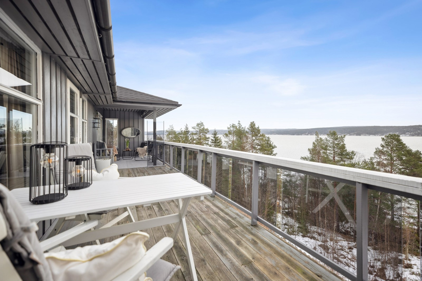 Stor og flott veranda med gode møbleringsmuligheter og en vidstrakt fjordutsikt. Her er alt lagt til rette for å tilbringe sommerhalvåret utendørs. Galleribilde