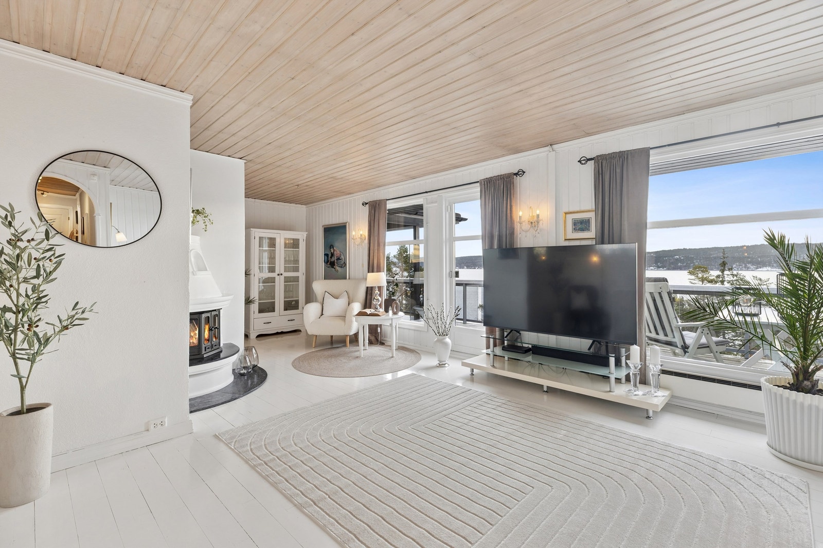 Romløsningen åpner for flere innredningsmuligheter og har god plass til både sofagruppe, sittegruppe og ønsket møblement. Galleribilde