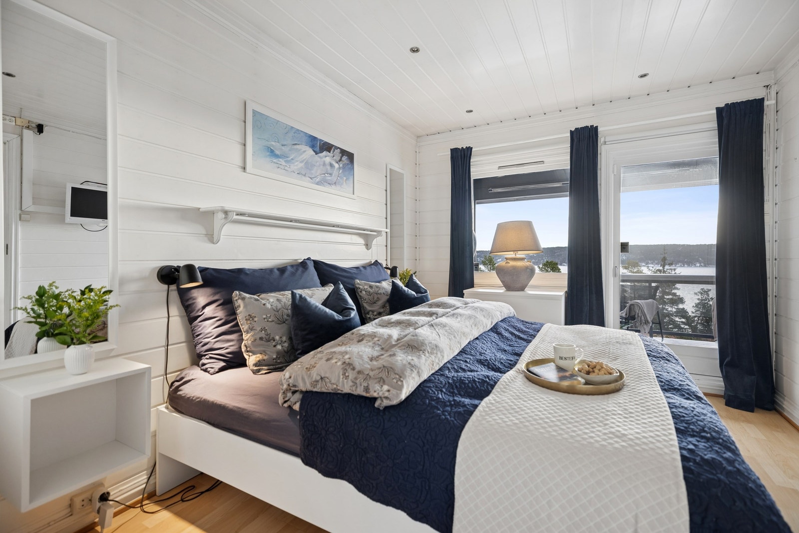 Hoveddelen har ett romslig soverom med god plass til dobbeltseng, tilhørende nattbord og garderobeskap. Det er direkte utgang til verandaen fra rommet. Galleribilde