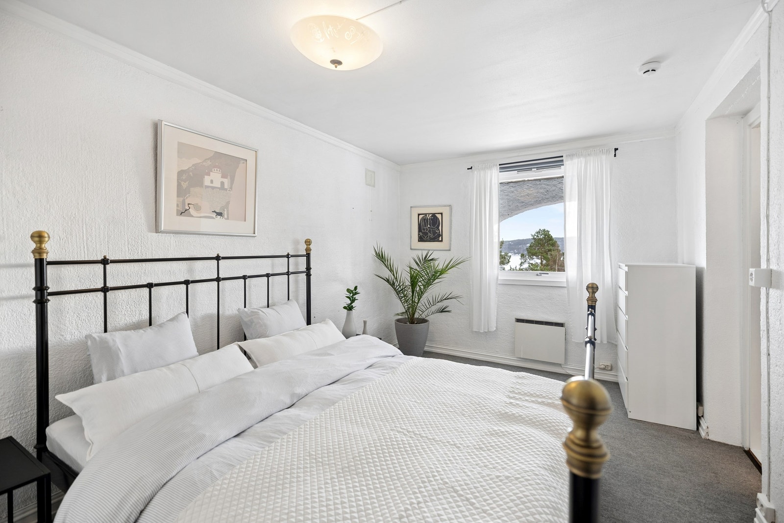 Hybel: Romslig soverom med fin fjordutsikt. Galleribilde