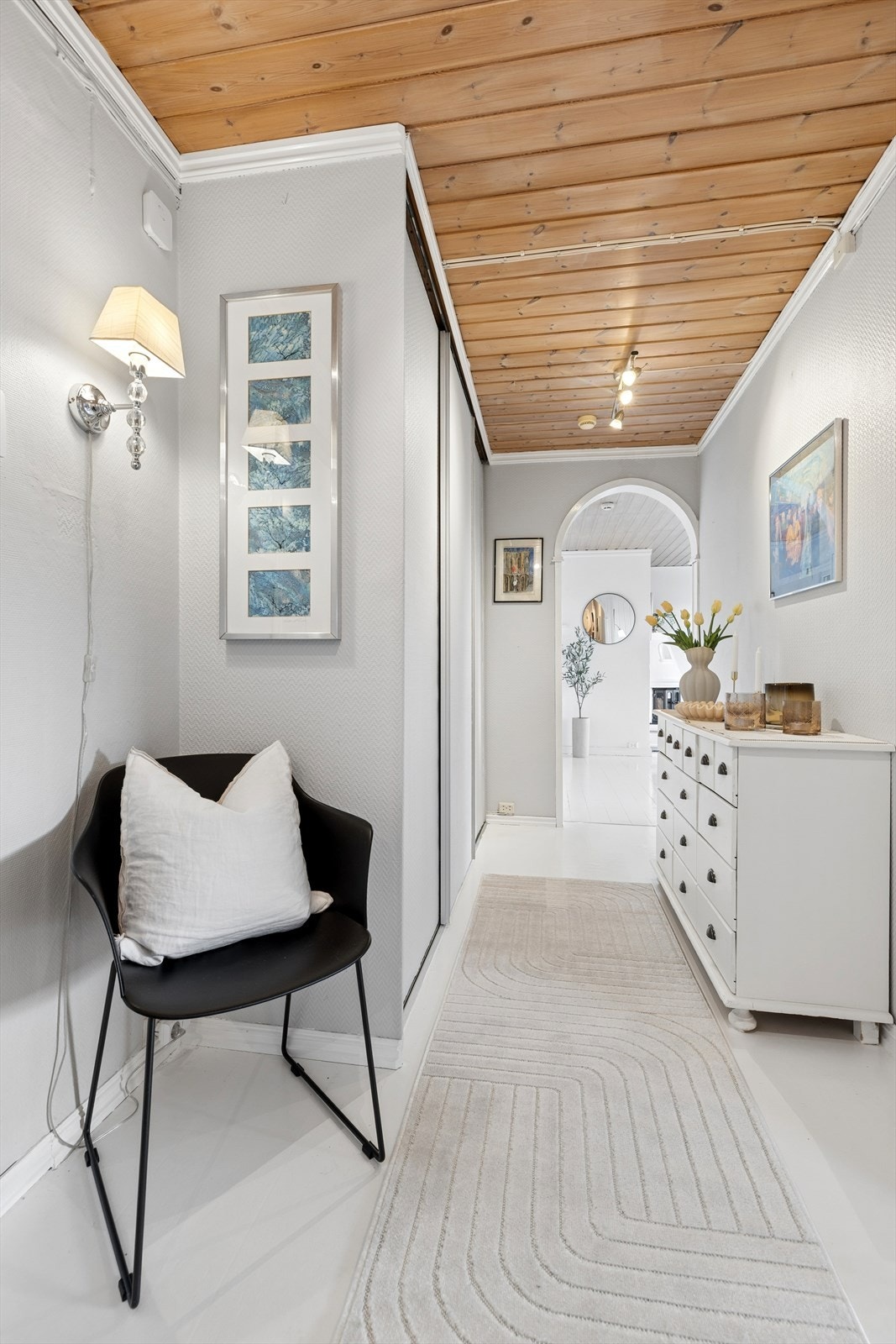 Romslig entré/gang med stor skyvedørsgarderobe. Galleribilde