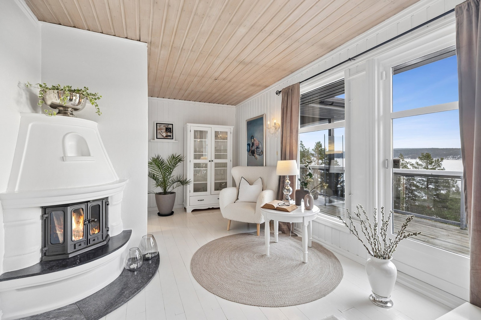 Gulv og vegger er holdt i en lys og nøytral farge som gir deg frihet til å sette ditt personlige preg med møbler og dekorasjoner. Galleribilde