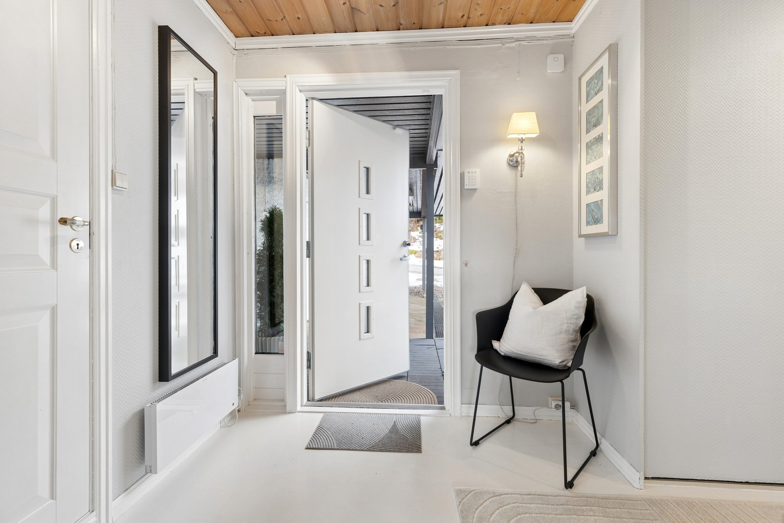 Lys og innbydende entré med gode muligheter for oppbevaring av yttertøy og sko. Galleribilde