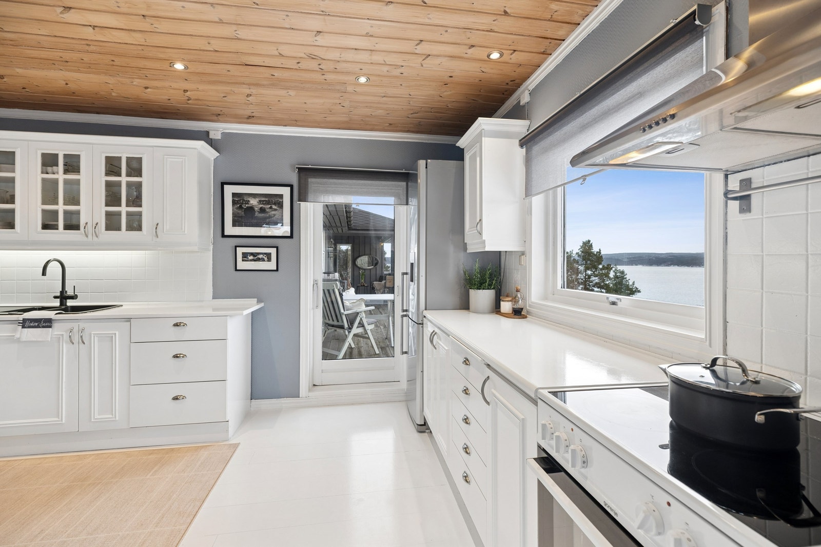 Fra kjøkkenet er det direkte utgang til den store verandaen. Galleribilde