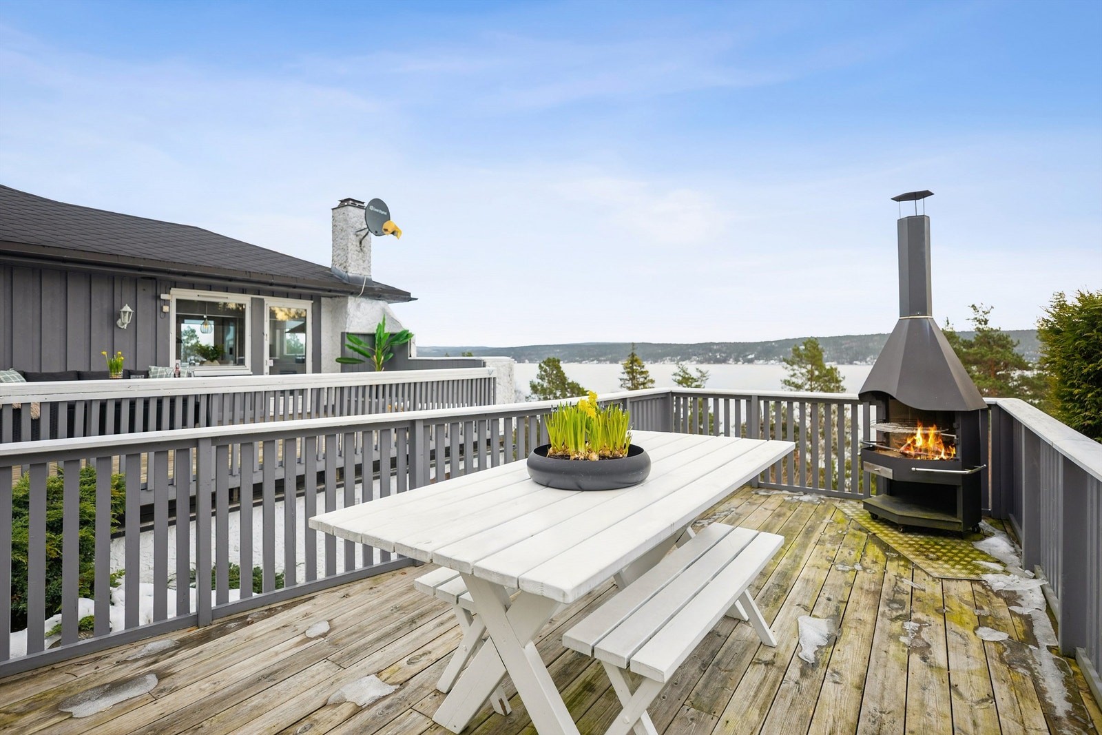 Terrasse i forbindelse med dobbeltgarasjen. Galleribilde