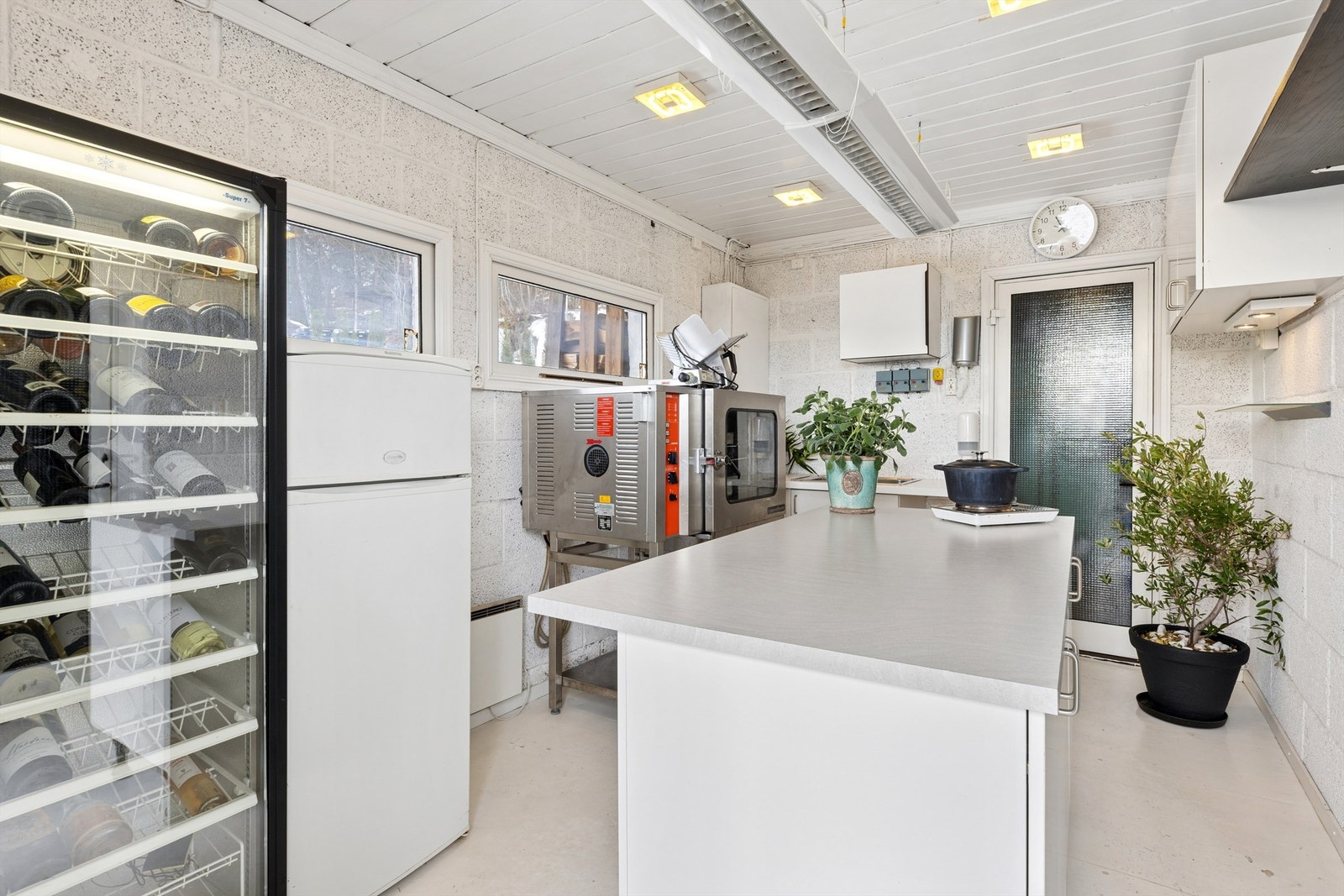 I tillegg har boligen en frittstående dobbelgarasje med hems/oppbevaringsrom, hobbyrom/kjøkken og fyr-rom totalt oppmålt til ca 56 kvm. Galleribilde