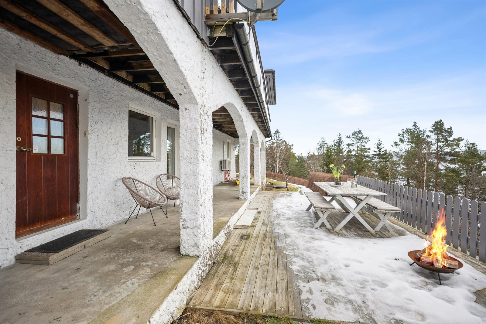 Egen inngang med overbygget inngangsparti/platting på 39 kvm til utleiedelen i u. etasjen. Galleribilde