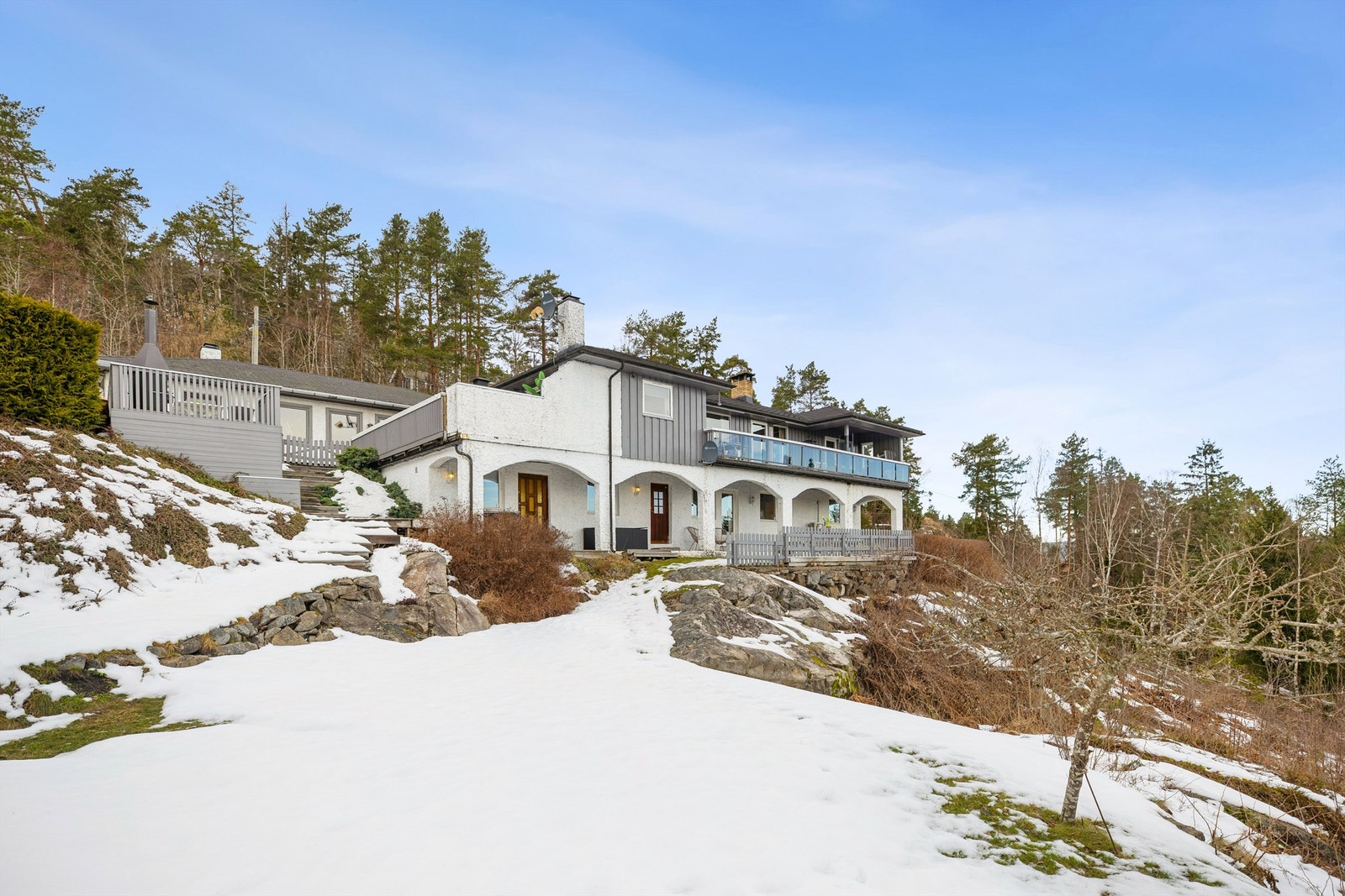Eiertomt på 2 212 kvm som er opparbeidet med gruslagt innkjørsel, biloppstillingsplasser, tilliggende garasje, terrasser, plattinger, utvendige trapper, gressplen, trær og diverse beplantning. Galleribilde