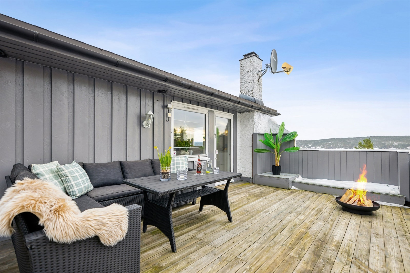 Det er også direkte utgang fra kjøkkenet til denne sydvendte terrassen på 27 kvm. Galleribilde