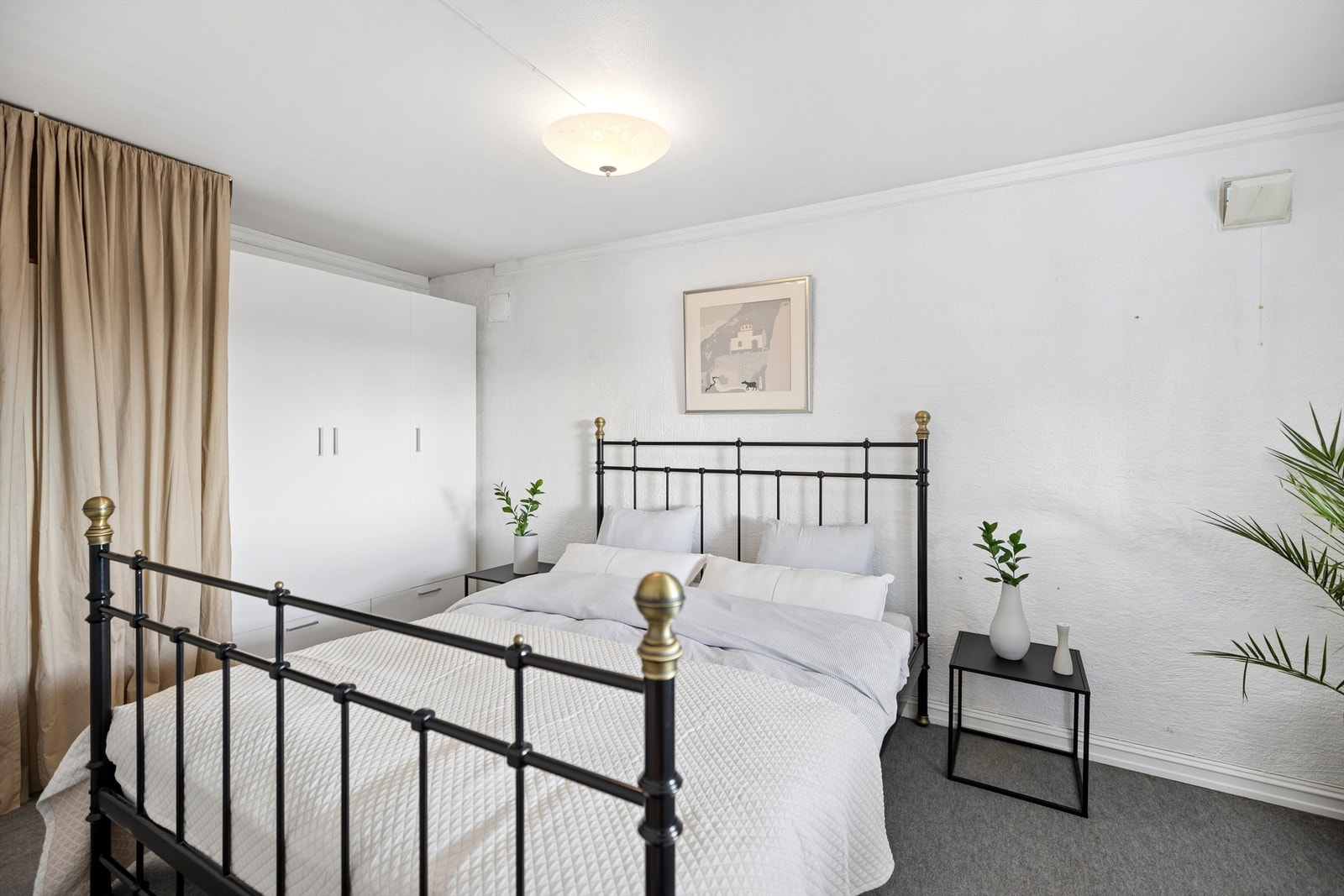 Soverommet har også god garderobeplass. Galleribilde