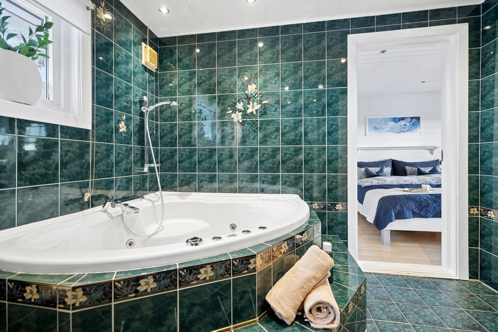 Badet ligger i tilknytning til soverommet. Galleribilde