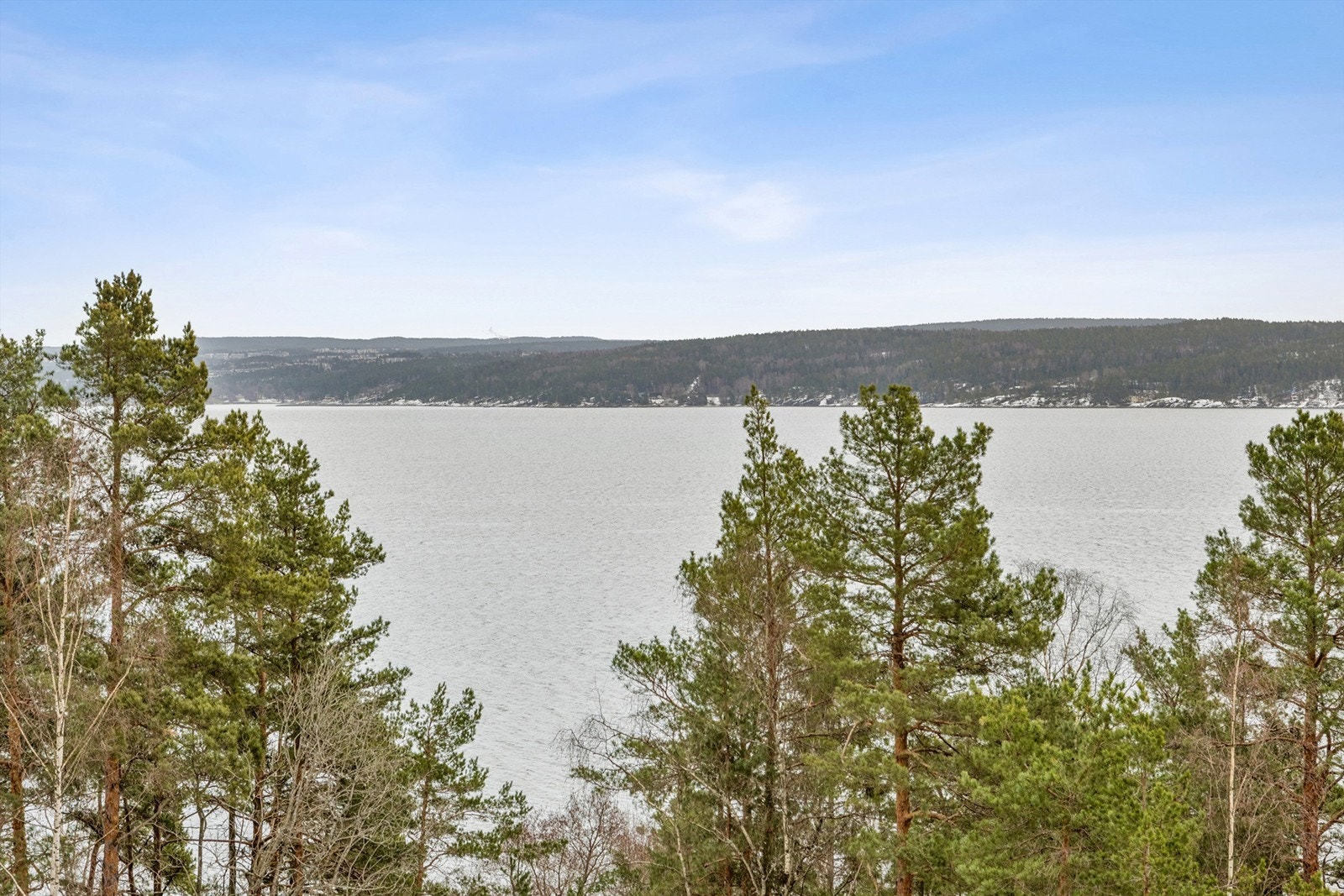Eiendommen ligger landlig til med fantastisk fjordutsikt. Her ser man over til Ingierstrand og Svartskog. Galleribilde
