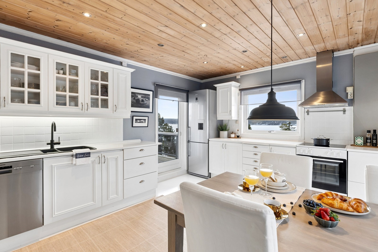 Her er det rikelig med benkeplass, samt gode oppbevaringsmuligheter i over- og underskap. Galleribilde